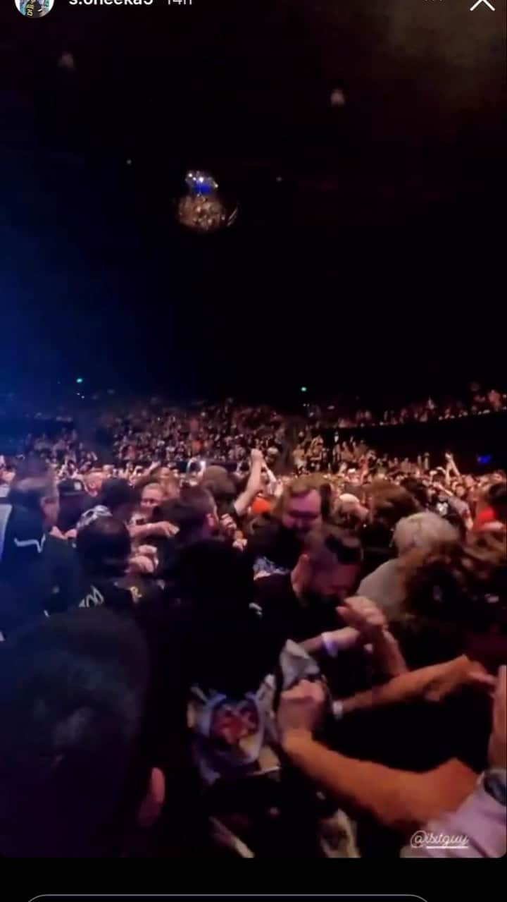 Of Mice & Menのインスタグラム：「Would you get in the pit for the OG Loko breakdown?! 👀  📹: @s.oneeka5」