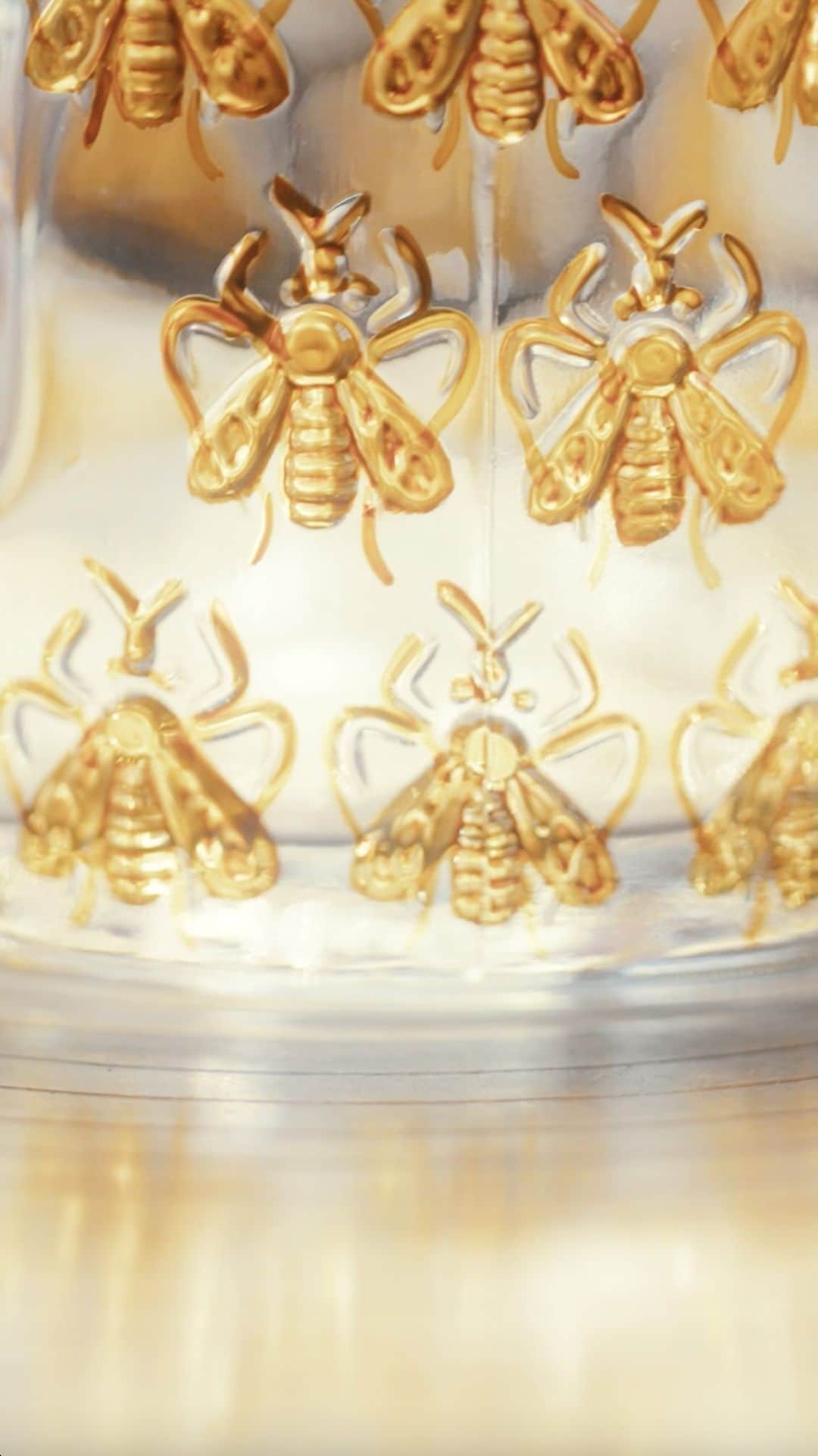 ゲランのインスタグラム：「Since 1853, the Bee Bottle crafted by Pochet & du Courval for the Maison Guerlain remains the pinnacle of French savoir-faire. Watch now to discover more.  —— #GuerlainPerfume #BeeBottle #IconicFragrance #SavoirFaire #MadeInFrance #FragranceCollection」