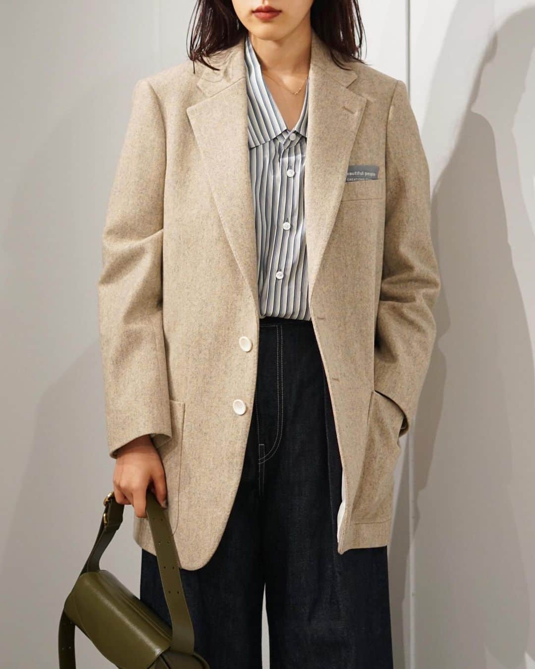 のインスタグラム：「beautiful people melange melton　S2B jacket  5等身の子供服から着想を得たメンズ仕立てのシングルジャケット。 通常よりもやや下の位置にボタンやポケットを配した子供服のようなバランスが特徴的。  ラムウールとメリノウールをブレンドした素朴な質感のコート素材を使用しているため、原料の持つ柔らかさと滑らかさが引き立つアイテムです！  ⁡ ⁡ ⁡ 詳しくはオフィシャルサイト【ARKnets】にて。 ■商品や通信販売に関しまして ご不明な点がございましたらお気軽にお問い合わせください。 ———————————— オフィシャルサイトの在庫と店頭在庫は共有しております。 商品に関しましては、お気軽にコメントや店舗までお問い合わせください。 ⬇︎⬇︎⬇︎ @ann_de_ark  @arknets_official ⁡ #fashion #栃木 #宇都宮 #ショップ #セレクトショップ　#arknets #anndeark #beautifulpeople  -———————————」