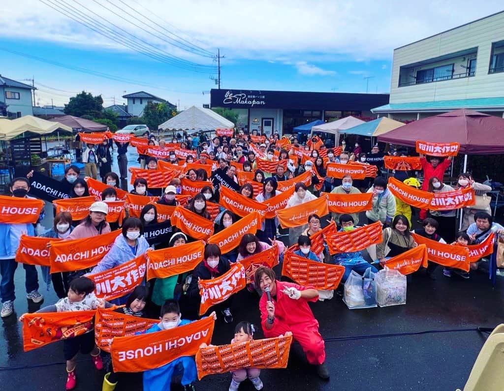 安達勇人のインスタグラム：「久しぶりの安達勇人軽トラLIVE inマカパンでした✨ 沢山のご来場本当にありがとうございました😊 天気も晴天になり最高に楽しかったです！ マカパンさん11周年おめでとうございます✨✨  久しぶりの軽トラLIVEはやっぱり無敵でした‼️ 2024年もホールLIVEだけでなく、軽トラも走らせますのでお楽しみに🔥  明日は阿字ヶ浦のイバフォルニアLIVE！ 安達勇人LIVE、ファッションブランドAYHポップアップ、ADACHI HOUSE DRIVE INも勢揃いしますので是非一緒にひたちなか盛り上げましょう☺️ 明日仮装します！ww  今日も一日お疲れ様でした(*^^*)」