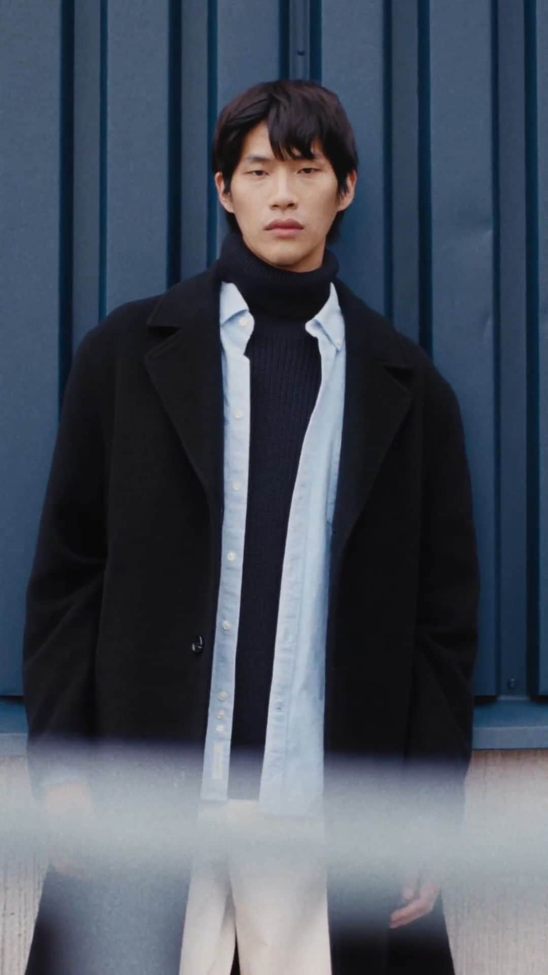 ARKETのインスタグラム：「Tailored or active, smart yet sleek, our outerwear collection offers a library of silhouettes informed by the many ends of everyday outings. Final layers speaking to a modern and personal sense of protection and ease, providing your outdoor rotation with lasting style, quality and comfort. Explore our full outerwear assortment: link in bio. - #ARKET」