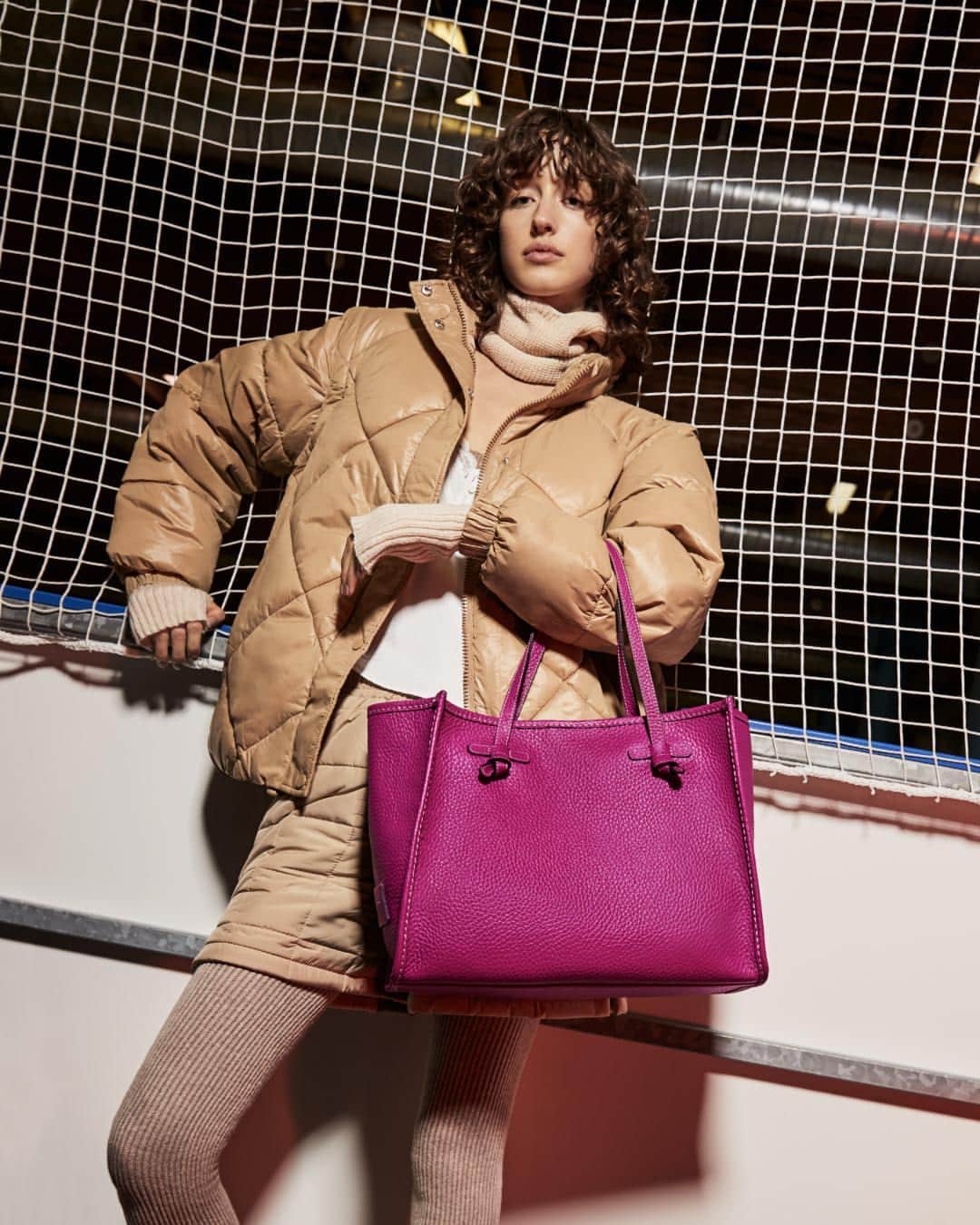 ジャンニキアリーニのインスタグラム：「Marcella Hiking combines the softness touch of italian leather with the versatility of its shape, in a handbag that is modern and timeless.  #giannichiarini #gc #ジャンニキアリーニ #MarcellaClub #FW23」