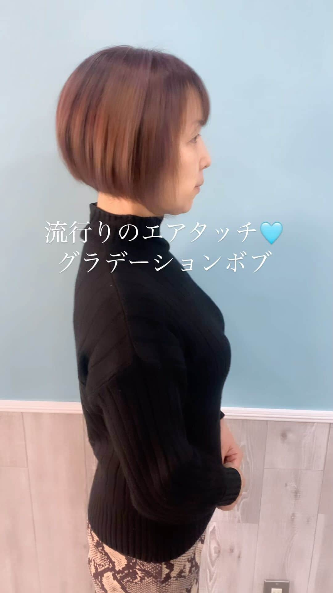 hair salon JOJOのインスタグラム：「エアタッチで入れたハイライトグラデーションカラー🩵前下がりボブです。多毛なので襟足にもブロックを入れて、スッキリした前下がりです♪ #エアタッチ #エアタッチバレイヤージュ  #前上がりボブ #アメジストカラー #新宿 #三軒茶屋 #西新宿 #大人ショート  【ヘアサロンJOW下高井戸駅前】 西脇丈太郎（美容師歴20年以上） 都内2店舗勤務の後、新宿に2010年独立開業（12年間）。 現在は世田谷区下高井戸に移転。3店目の【JOW】を経営するオーナー兼スタイリスト。 丁寧でスピーディーな施術、ハイクオリティな仕上がりをご提案致します。 ・ショートスタイルの扱いやすさ ・絶妙なバランスのインナーカラー ・長持ちする明るい白髪ぼかしハイライト ・髪を大切にする植物性のヘナカラー 等に定評があります。 皆様のご来店心よりお待ちしております。  TEL:0333238220 #世田谷美容室#下高井戸美容室#明大前美容室#松原美容室 #下高井戸ヘアサロン  Web予約↓ https://hairsalon-jow.com/」