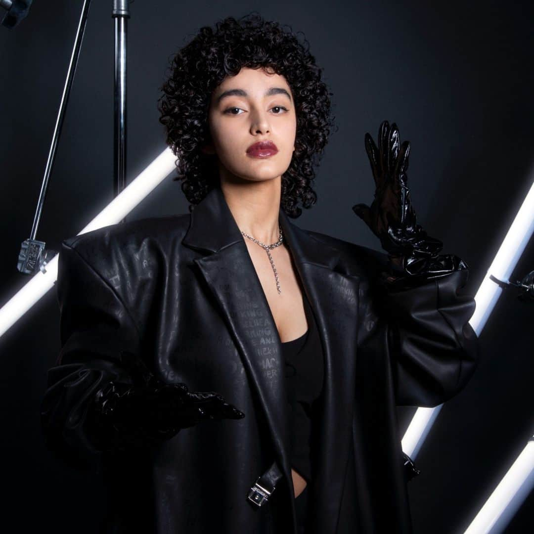 モッズ・ヘア スタイリングツールのインスタグラム：「mod's hair 2023 AW collection⁣ 【-NIGHTLIFE- 2023 AUTUMN/WINTER  collection】⁣  "Marya" Curly cut  #modshair ⁣ #modshairstylingtools ⁣ #モッズヘア⁣ #モッズヘアスタイリングツール #カーリーへア #ショートヘア #パーマスタイル #layering #black #shorthair #シーズナルコレクション #トレンドヘア #nightlife #ナイトライフ #hair #autumn #winter #newcollection #2023aw #外国人風ヘアー #外国人風カラー #外国人風ヘアスタイル」