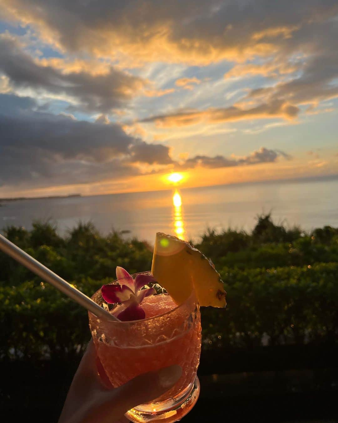 のインスタグラム：「*  プールからサンセットを眺める時間が贅沢すぎる🫶 .  夕食を食べたレストランから 花火が見れたよ✨ (動画撮り損ねて最後だけ笑) .  今回もたくさん素敵な景色に 出会えたなぁ☺️🌈 .  #trip」