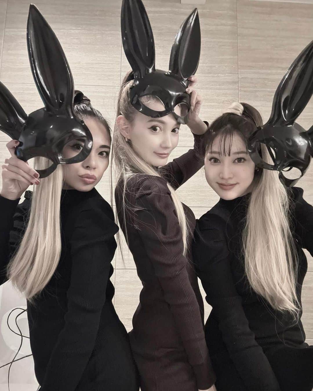 渚のインスタグラム：「.  halloween party🐰🖤 アリアナのつもり🫶笑  #ハロウィン #ハロウィンコスプレ #ハロウィンパーティー #仮装 #アリアナグランデ風 #アリアナ」