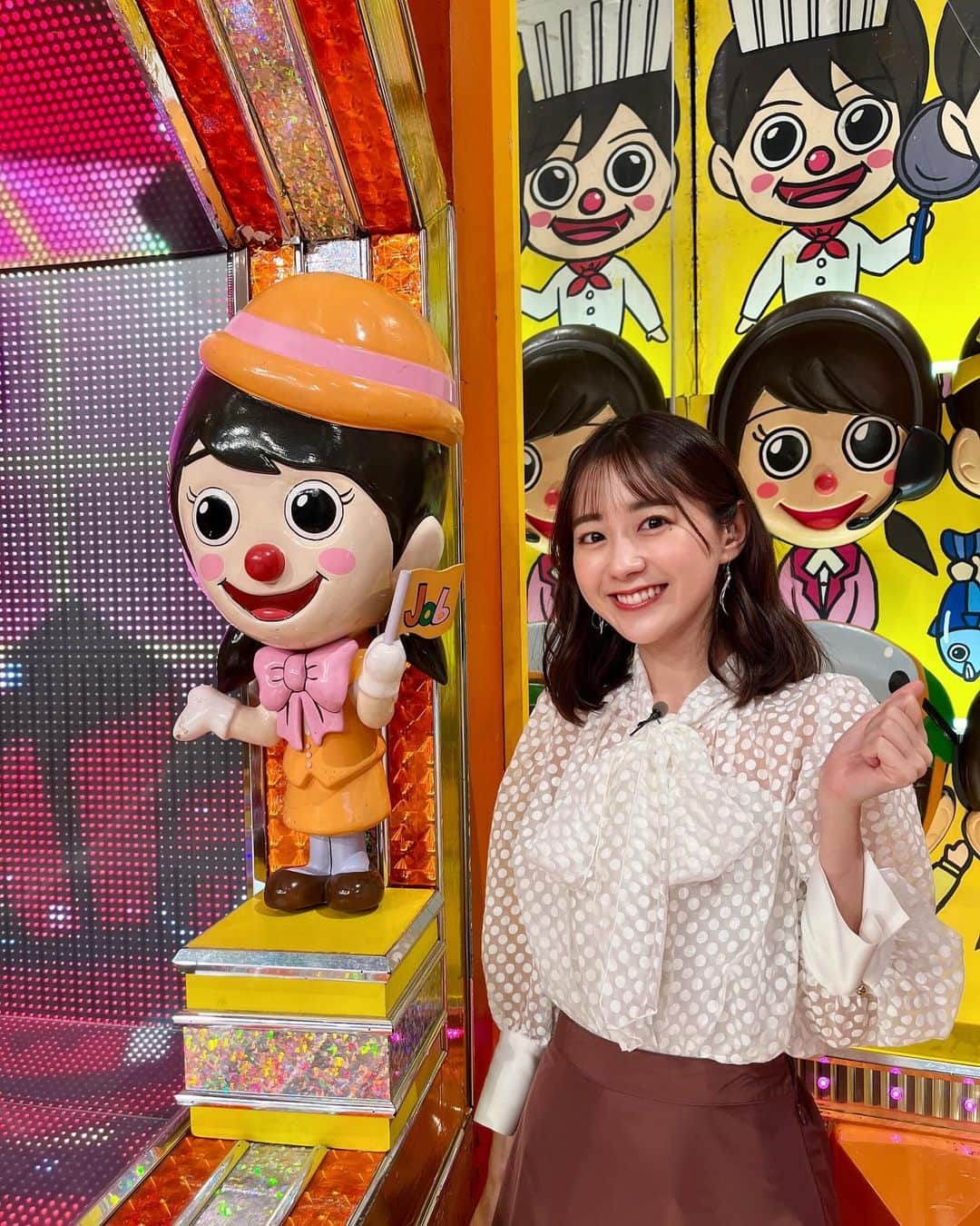 若林有子のインスタグラム：「「ジョブチューン」の収録に参加しました✨嬉しい！  今回はジャッジ7度目の挑戦のスシローさん🍣 地元・大阪吹田の企業なので、小さい頃から家族でよく行っていて、 今回も勝手にご縁を感じて、ジャッジの結果を見守ることに気持ちがすごく入りました🙏  “全品合格”を目指したチャレンジ、ぜひご覧ください！ 午後6時51分から2時間スペシャルです🧡  #初ジョブチューン #皆さんに優しく迎え入れていただきました 🙇 #セットもかわいくてステキ！  トップス: ノーリーズ スカート: ノーリーズ パンプス: DIANA アクセサリー: Kengo Kuma ＋ MA, YU」