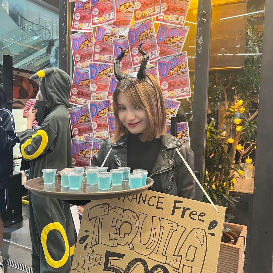 東海林クレア（くれたん）さんのインスタグラム写真 - (東海林クレア（くれたん）Instagram)「Halloween party🎃  ericoさんのDJ最高でした〜！ウェンズデーめっちゃ似合ってました美しい…  テキーラガールしてたらあべちゃんがお仕事終わりに顔見にきたよって寄ってくれました、最高かよ！優しすぎて泣いたラブ。またパンつくろな。  美しすぎるマリリンモンローそしておぱんちゅ、うし、他にも仲間が勢揃いでした。そして大好きなfamilyも遊びに来てくれたの！ 一緒に飲んでくれてとーっても楽しかった〜。ドリンクご馳走様でした🥹ごはんいくのたのしみ〜！！  そして色んな人にも会えて嬉しかった〜！楽しかった〜 ちょっぴり早いけど Happy Halloween👻🎃🕸🕷」10月28日 18時33分 - crea_shoji