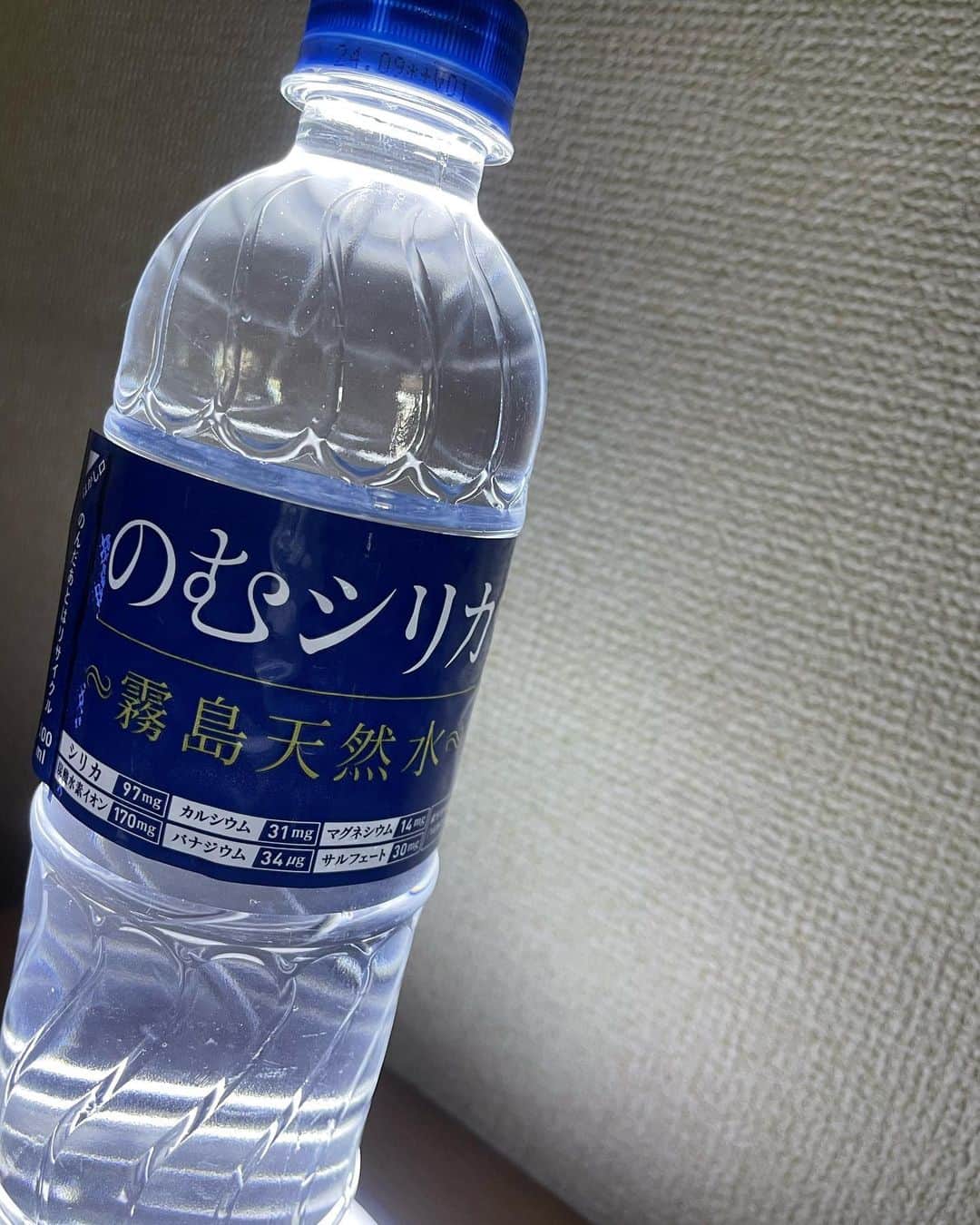 Naoko（なおこ）さんのインスタグラム写真 - (Naoko（なおこ）Instagram)「😙 😗 😋  毎日 日課で かならずやるのが 朝起きたら 水をまずコップ一杯飲むこと。  寝ている間に排出された水分を補って身体をシャキッと目覚めさせてくれる感じ！  冷たい水が体を内側から綺麗にしてくれそうだし。  そんな大事な役目の水は やっぱりこだわって選びたいから わたしは、 のむシリカにしています。中硬水だけど意外にも 柔らかい味だから朝から喉ごしが良いのです。  大事な水分補給には 美容と健康のために 大人はこだわりたいよね。  20%OFFの  『10月1日～11月30日』までに 買わないと もったいないよ  #シリカ #シリカ水 #のむシリカ #supported #ナチュラルミネラルウォーター #霧島天然水 #美容 #ケイ素 #筋トレ女子 #フィットネス女子#フィットネス#Fitness#筋トレ女子と繋がりたい #筋トレ好き#筋トレ好きと繋がりたい#減量 #くびれ#美ボディ #アラフィフ#アラフィフコーデ#ボディメイク #50代#健康 #熊本 #kumamoto  @nomusilica_official」10月28日 18時35分 - smile_naohibi