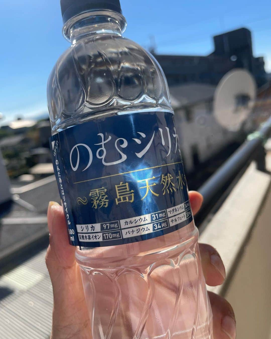 Naoko（なおこ）さんのインスタグラム写真 - (Naoko（なおこ）Instagram)「😙 😗 😋  毎日 日課で かならずやるのが 朝起きたら 水をまずコップ一杯飲むこと。  寝ている間に排出された水分を補って身体をシャキッと目覚めさせてくれる感じ！  冷たい水が体を内側から綺麗にしてくれそうだし。  そんな大事な役目の水は やっぱりこだわって選びたいから わたしは、 のむシリカにしています。中硬水だけど意外にも 柔らかい味だから朝から喉ごしが良いのです。  大事な水分補給には 美容と健康のために 大人はこだわりたいよね。  20%OFFの  『10月1日～11月30日』までに 買わないと もったいないよ  #シリカ #シリカ水 #のむシリカ #supported #ナチュラルミネラルウォーター #霧島天然水 #美容 #ケイ素 #筋トレ女子 #フィットネス女子#フィットネス#Fitness#筋トレ女子と繋がりたい #筋トレ好き#筋トレ好きと繋がりたい#減量 #くびれ#美ボディ #アラフィフ#アラフィフコーデ#ボディメイク #50代#健康 #熊本 #kumamoto  @nomusilica_official」10月28日 18時35分 - smile_naohibi