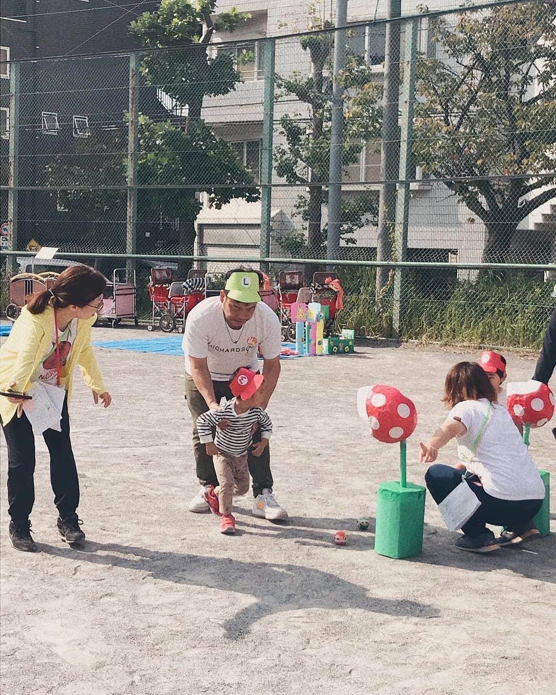 のインスタグラム：「今日は一嬉のプレイデー  俺たちの時代で言う  運動会  初めて参加したけど  良くがんばりました👍‼️  親御さんで参加するゲーム  確実に俺が一番年上やった💧😰  #プレイデー」