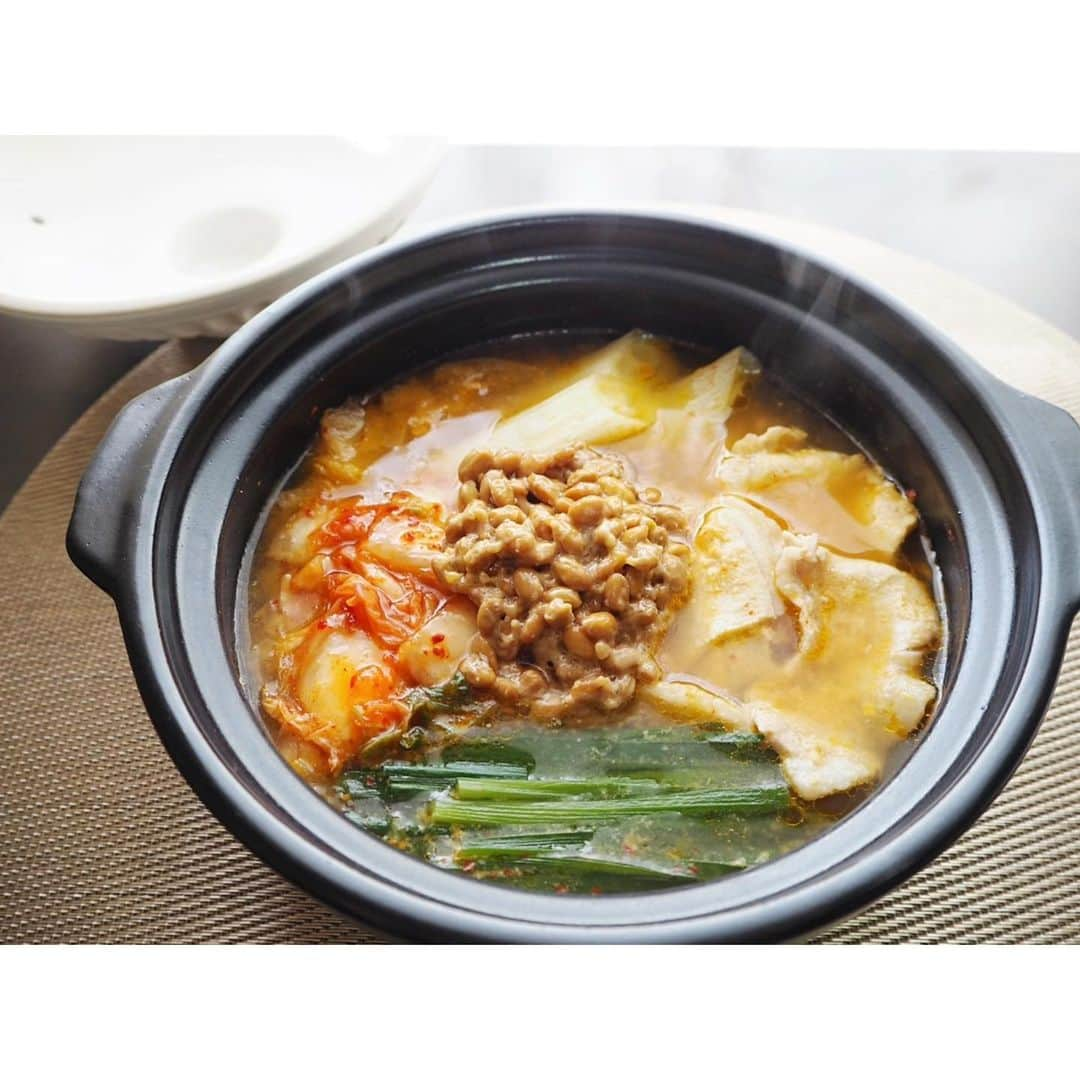 高木沙織のインスタグラム：「🍲 * お鍋の季節♡ 『納豆キムチ鍋』に ハマっています。 * 納豆はビタミンB群や酵素を摂るために 煮込まず、最後に。 * シメは…追いキムチと卵で雑炊がいいかな^ ^ 1人鍋には、19cmサイズがちょうどいい！ * * 『FYTTE（ @fytte_jp ）』 https://fytte.jp/news/diet/197115/ * * #お鍋 #鍋 #お鍋の季節 #キムチ鍋 #納豆 #発酵食品 #発酵食品ソムリエ #おうちごはん #ごはん#1人鍋 #food #foodstagram」