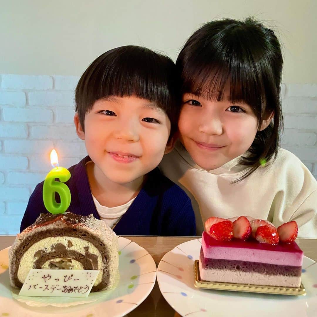 加藤柚凪のインスタグラム：「やっぴーが６歳になりました😄🎉  サプライズで バースデーカードのプレゼントと、 いっしょにうたおうと思ってピアノを練習してたけど、 その曲やっぴー知らなかった😱😱😱  ろうそく🎂こっそりふ〜ってしようとしたら、やっぴーにみつかっちゃった🤣  #祝6歳 #弟の誕生日 #永瀬矢紘 @yahiro_nagase #永瀬ゆずな @yuzuna_nagase」