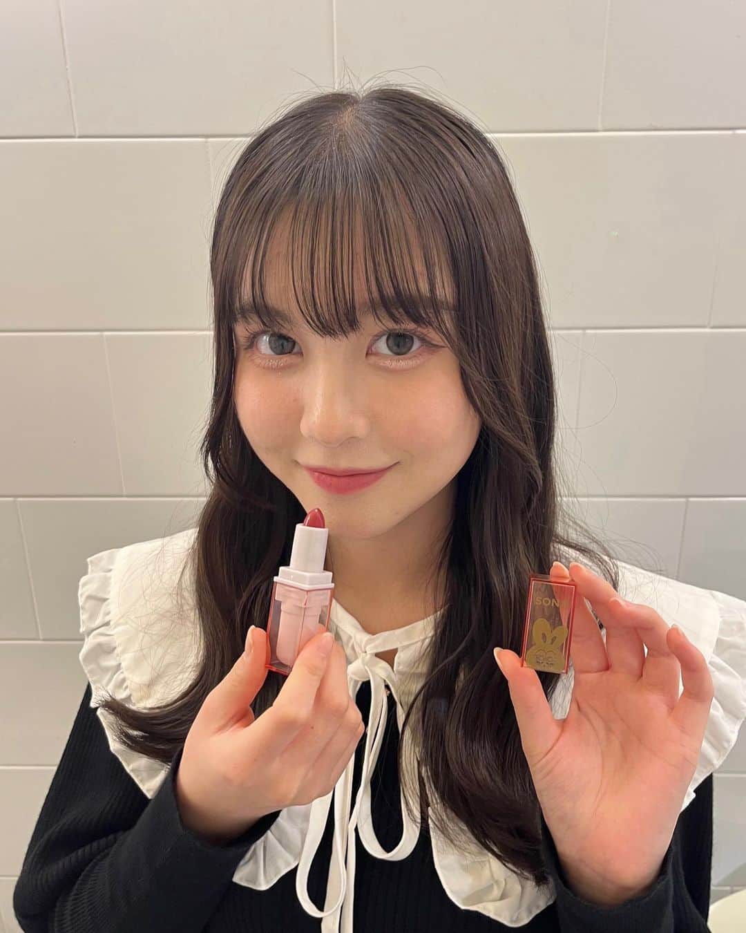 佐藤菜月海さんのインスタグラム写真 - (佐藤菜月海Instagram)「・  11月1日発売ニコラ12月号の付録は sona うるうるリップバーム♡  これ1本でうるうるリップになれる！  グロスを重ねるとさらにうるうる感が増すよ🫶🏻  ソナコの可愛いロゴと、いちごレッドカラーが可愛すぎるこのリップはニコラ12月号をチェックして下さい〜！！🐰🍓  #PR#ニコラ #nicola #ニコモ #ニコラ 12 月号 #SONA #ソナ #ソナコ#佐藤菜月海」10月28日 18時39分 - natsumi_sato814official