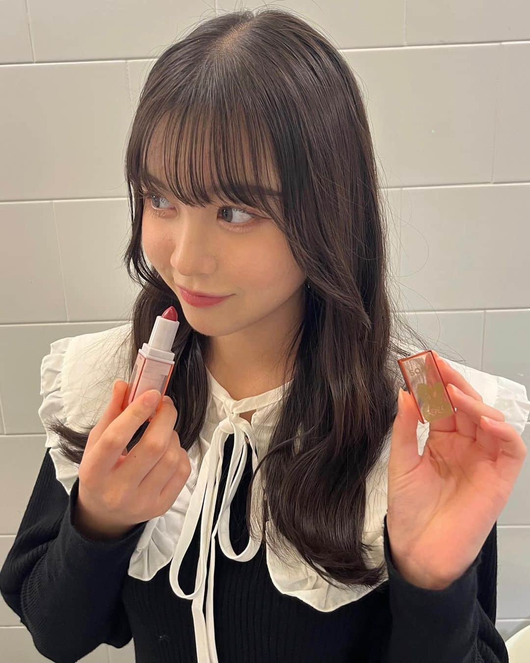 佐藤菜月海さんのインスタグラム写真 - (佐藤菜月海Instagram)「・  11月1日発売ニコラ12月号の付録は sona うるうるリップバーム♡  これ1本でうるうるリップになれる！  グロスを重ねるとさらにうるうる感が増すよ🫶🏻  ソナコの可愛いロゴと、いちごレッドカラーが可愛すぎるこのリップはニコラ12月号をチェックして下さい〜！！🐰🍓  #PR#ニコラ #nicola #ニコモ #ニコラ 12 月号 #SONA #ソナ #ソナコ#佐藤菜月海」10月28日 18時39分 - natsumi_sato814official