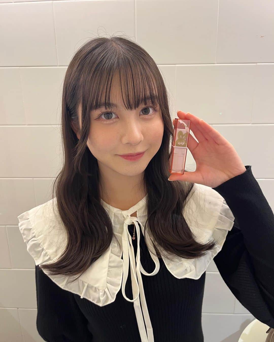 佐藤菜月海さんのインスタグラム写真 - (佐藤菜月海Instagram)「・  11月1日発売ニコラ12月号の付録は sona うるうるリップバーム♡  これ1本でうるうるリップになれる！  グロスを重ねるとさらにうるうる感が増すよ🫶🏻  ソナコの可愛いロゴと、いちごレッドカラーが可愛すぎるこのリップはニコラ12月号をチェックして下さい〜！！🐰🍓  #PR#ニコラ #nicola #ニコモ #ニコラ 12 月号 #SONA #ソナ #ソナコ#佐藤菜月海」10月28日 18時39分 - natsumi_sato814official
