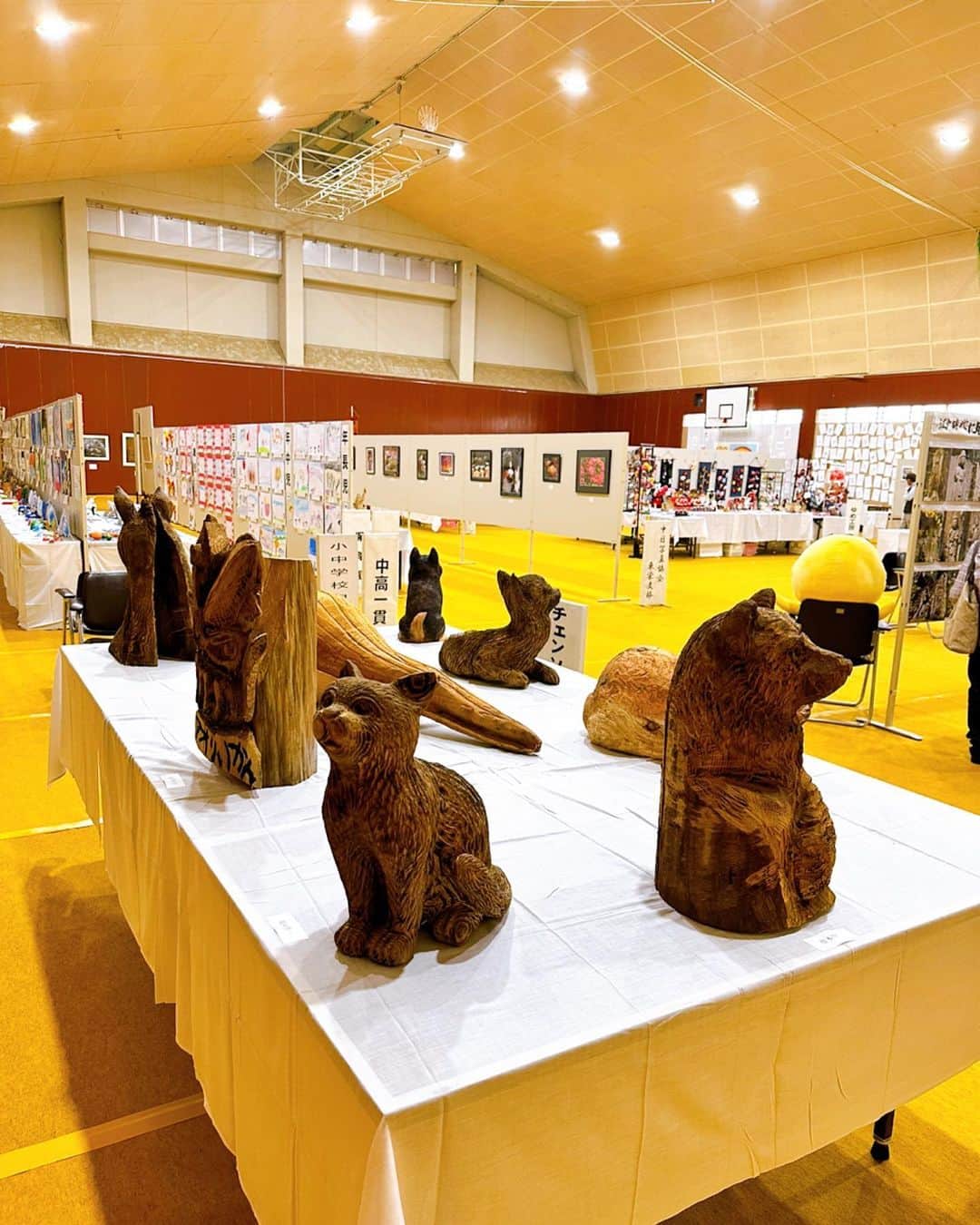 木山裕策さんのインスタグラム写真 - (木山裕策Instagram)「今日は講演会のため愛知県東栄町にうかがいました。  ちょうど東栄町文化祭が行われており、隣の体育館では作品展が開催されていたので中に入ってみると、可愛い柴犬の彫刻が‼️  これ、チェーンソーアートと言ってチェーンソーで製作されたものなんですよ😳。東栄町はチェンソーアートが日本で広まる発端となった場所なんです🪚。この柴ちゃん、カントに見せたらどんな顔するだろうなあ😁。」10月28日 18時39分 - kiyamayusaku