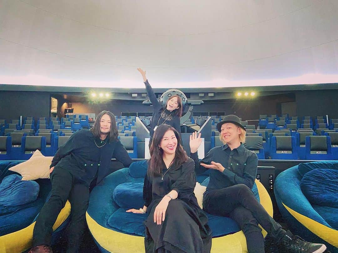 松本英子のインスタグラム：「昨日は、コニカミノルタさんのプラネタリウム🪐天空にて...  『LIVE in the DARK 畠山美由紀×藤本一馬-夜の庭-』 のお手伝いをさせて頂いてました♪  今回どうしても実現したかった企画で、 9ヶ月以上の準備を経て辿り着いた夢の時間✨✨✨  満天の星空や幻想的な映像の中、 美由紀さんの艶やかで憂いある憧れのボーカル（ご本人にもお伝えしましたが、特に2音目の説得力が尋常じゃなく凄くて、最初から心奪われます💋!! ）、 一馬さんの繊細で絵画のように紡がれるギター（音の粒が美しくて惚れ惚れ）、 ハルトシさんの時に美しく時にアグレッシブに感情を描き出すチェロ（口笛もコーラスまでもナチュラルにやってしまう天才）、 もう凄まじく贅沢な音のシャワーに、ただひたすらに感動でした🥹  まだまだ余韻が続きそうです🌙  #コニカミノルタ #プラネタリウム天空  #星 #星空 #畠山美由紀 #藤本一馬 #伊藤ハルトシ」