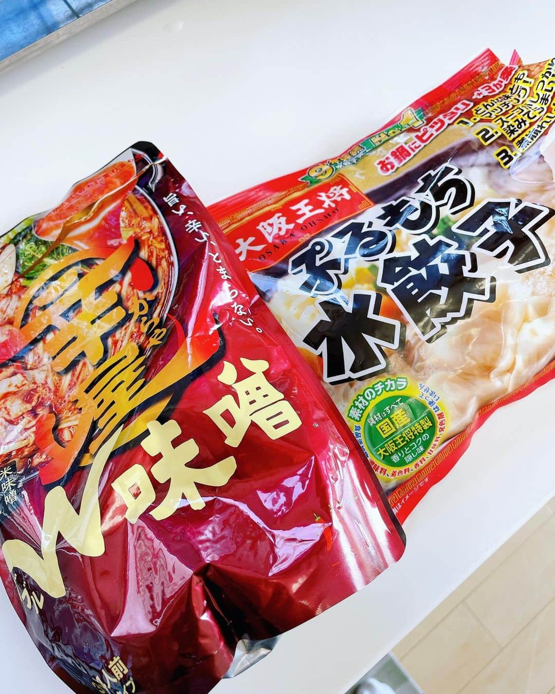向清太朗のインスタグラム：「餃餃餃〜！ 家で餃子食べる時楽なのは水餃子！鍋にぶち込めば最高〜！ ということで ミツカンさんの辛屋さんW味噌スープに大阪王将さんのぷるもち水餃子さんをイン！ アホほど美味い！！ 辛い味噌に掴めないくらいのぷるぷるが合わないわけない！ 中の餡もシャキシャキがあったりしながら辛さに合う最高の一品！ まだまだ食べたくなるやつだ餃〜！  #餃子 #ぷるもち水餃子 #辛屋w味噌  #餃子君 #美味すぎて汗かいてもはやダイエット #ダイエッ餃 #痩せたい #痩せてモテたい #餃子でモテたい #餃子でモテた人この世にいるのかな #愛で包みたい #天津向 #川島ねごと #餃餃餃」