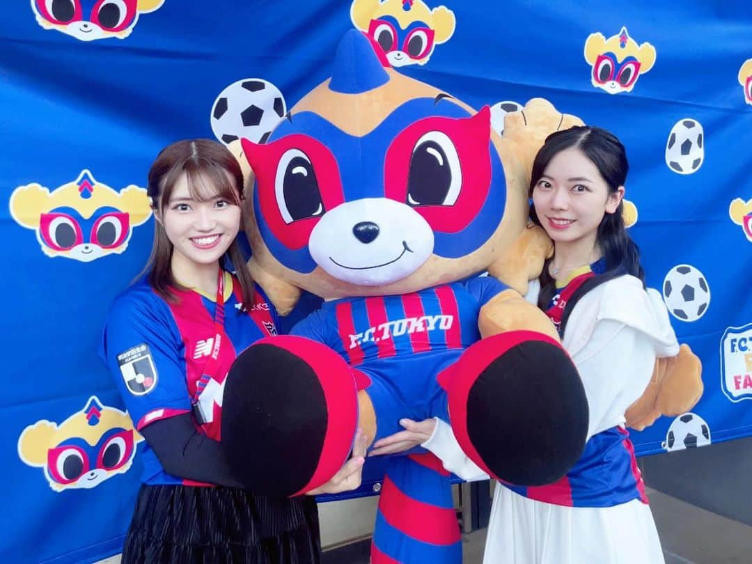 平岡明純のインスタグラム：「今日も観戦‼️  残りホーム1試合⚽️姉妹で応援💙❤️  今日も、スタジアムで沢山の方に 「平岡姉妹だー！」 「ヤングアニマル表紙おめでとう🎉」  とお声をかけて下さりとっても幸せでした😭♡  ありがとうございます😊  #fc東京 #FC東京 #平岡明純 #平岡姉妹 #fctokyo @fctokyoofficial」