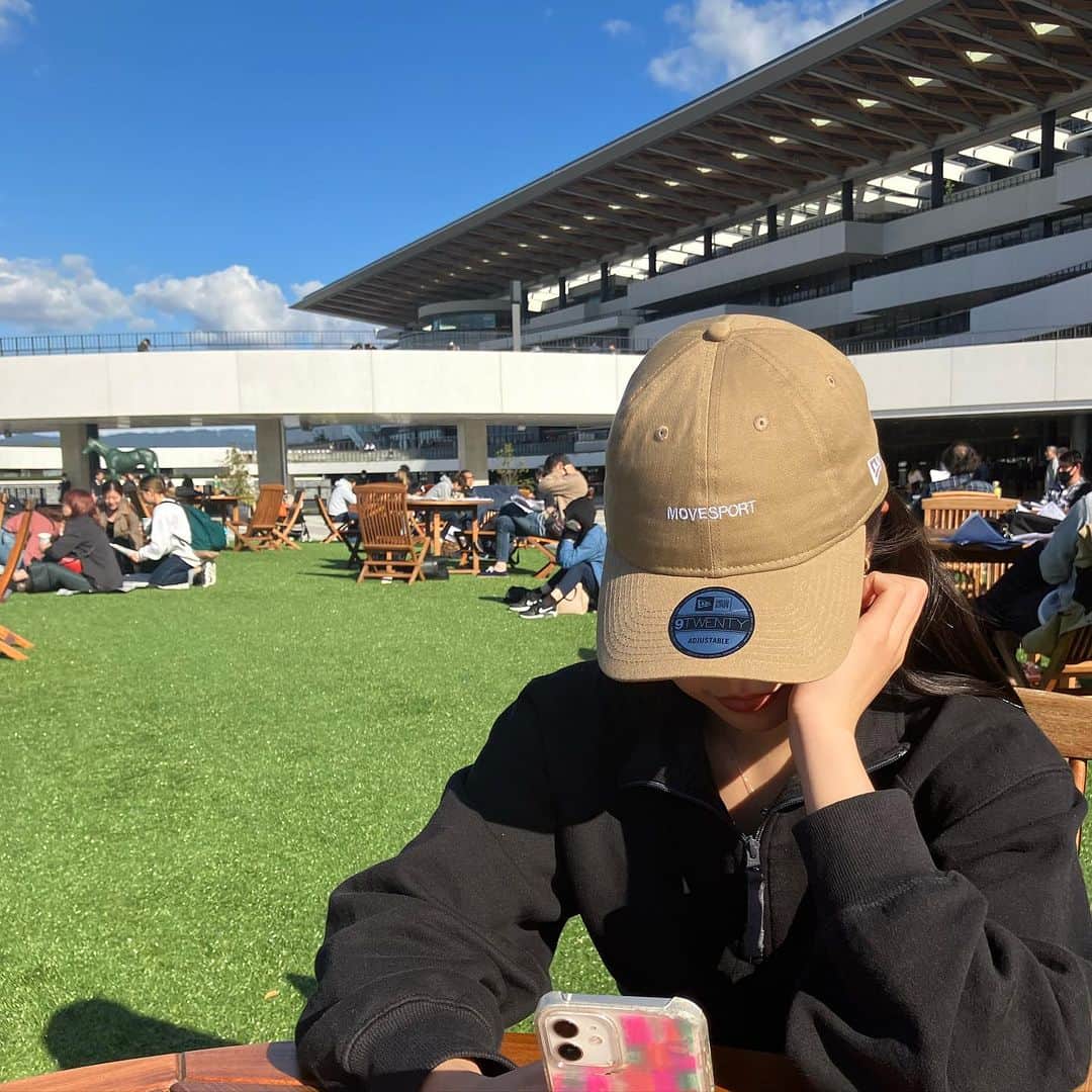 早川優衣のインスタグラム：「. Fun Saturday with @movesport_jp , @newerajapan 🐎💖  家族で燃えた土曜日！ 自信あったのになぁ〜🥲😗 でも、めちゃくちゃかっこよかった🐎  キャップ可愛いでしょ〜?!💭💟 : #movesport #newera」