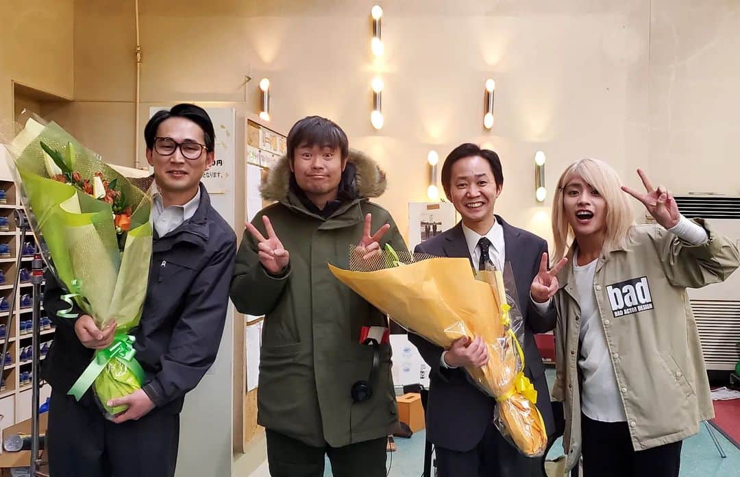のインスタグラム：「映画「OUT」の公開まで後3週間🎬️  普段から品川さんの言葉一つ一つに影響を受けている自分としては初めて品川組に参加させて頂けたのは念願でした。  是非劇場で見て欲しいです！  クランクアップの時に撮ったじろうさんと醍醐くんと品川監督と💐  11月17日公開です！  #映画OUT #品川ヒロシ 監督 #シソンヌじろう さん #醍醐虎汰朗 さん #酒井貴浩」