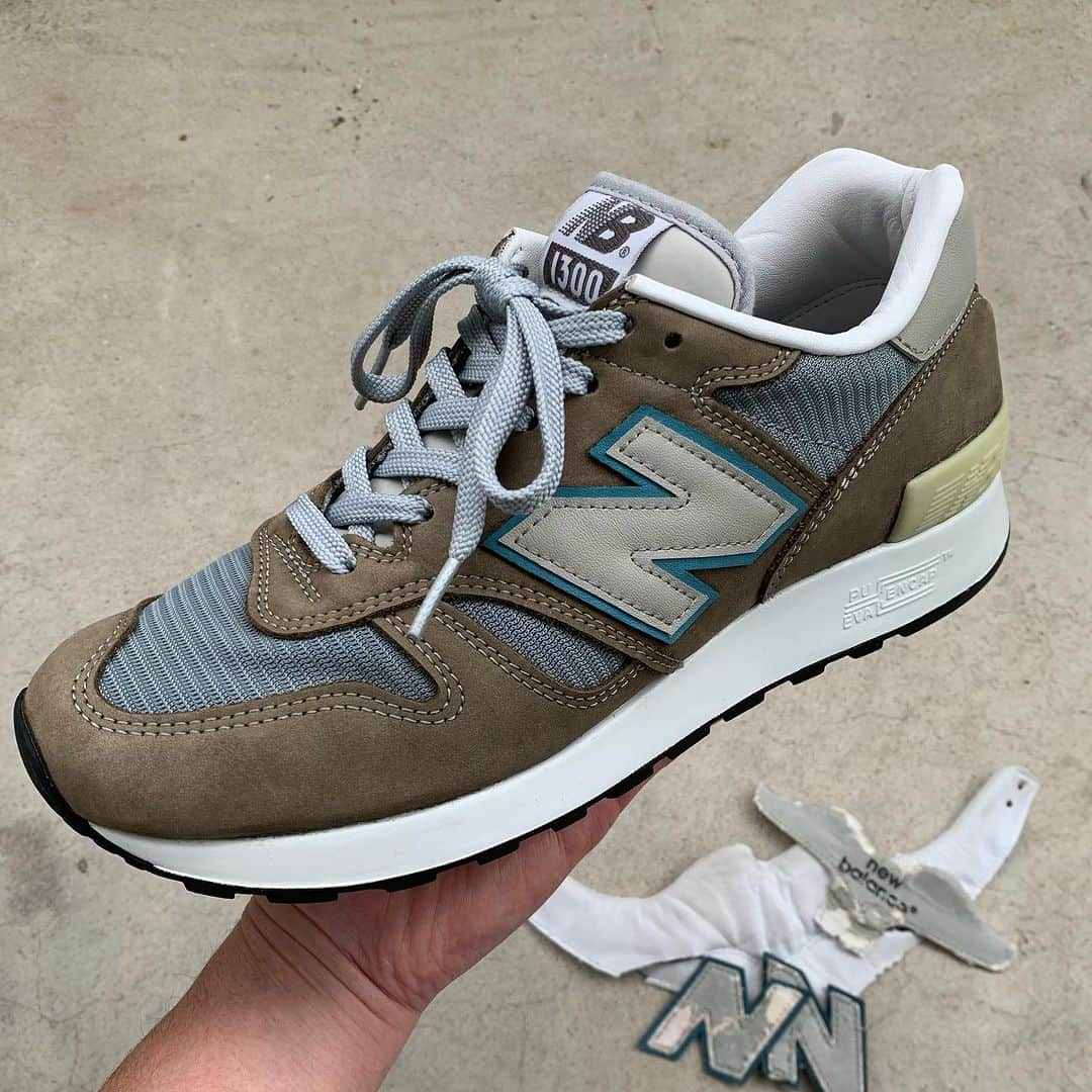 Sneaker At Randomのインスタグラム：「New Balance M1300JP2  履き口内外とNロゴの張替え  劣化した合皮を本革に張替えました。 Nロゴのステッチのコーナー部分に丸みを持たせるのがポイントです。  #sneakeratrandom#スニーカーアトランダム#junkyard#ジャンクヤード#sneaker#スニーカー#スニーカー修理#スニーカーカスタム#市川#本八幡#高円寺#心斎橋#angeluspaint#アンジェラスペイント#arata#アラタ」