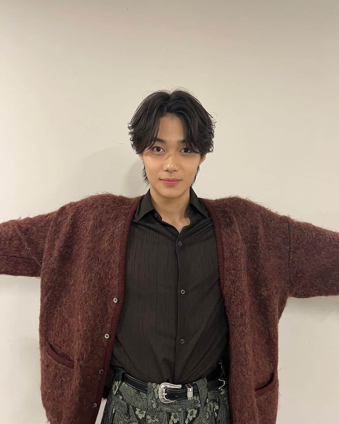 今井竜太郎さんのインスタグラム写真 - (今井竜太郎Instagram)「今日は「柊太朗 FAN MEETING 2023 第2部」にゲストとして呼んで頂きました!! @tar0tar0tar0shi くんのお誕生日も皆さんとお祝いできて、クイズ大会も質問コーナーもすっっっごく楽しかったです✌️ 最初は🎤持っている手が震えてたけど、柊太朗くんも今日来てくれたファンの皆さんも優しくて本当に楽しくて暖かい空間でした✨ありがとうございました☺︎  最高のスタイリングありがとうございました!! @knt11st らびゅ~です🫶  cardigan @yoke_tokyo shirts @juhatokyo pants @nezu.yohinten shoes @dairiku」10月28日 18時55分 - ryutaro__imai