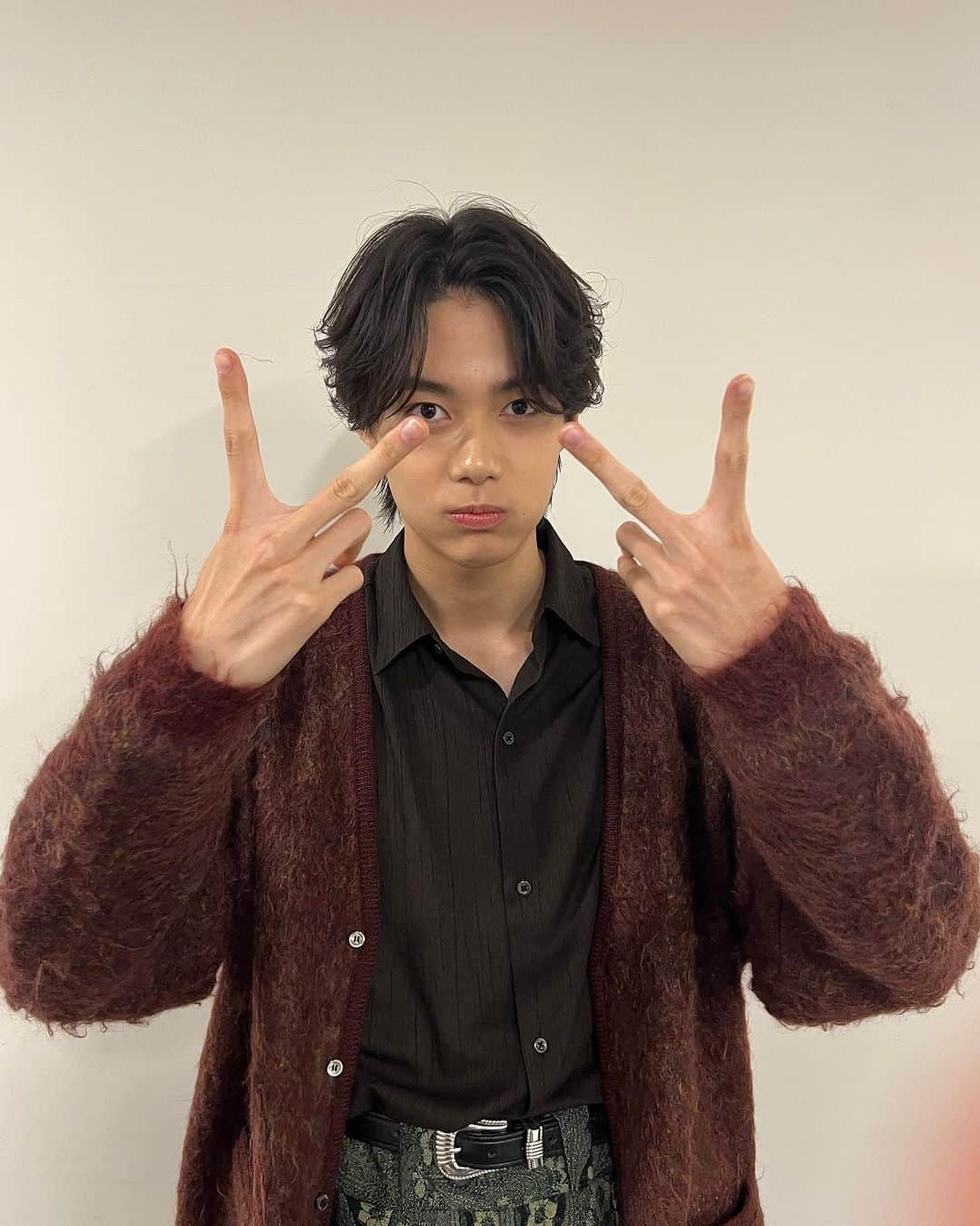 今井竜太郎さんのインスタグラム写真 - (今井竜太郎Instagram)「今日は「柊太朗 FAN MEETING 2023 第2部」にゲストとして呼んで頂きました!! @tar0tar0tar0shi くんのお誕生日も皆さんとお祝いできて、クイズ大会も質問コーナーもすっっっごく楽しかったです✌️ 最初は🎤持っている手が震えてたけど、柊太朗くんも今日来てくれたファンの皆さんも優しくて本当に楽しくて暖かい空間でした✨ありがとうございました☺︎  最高のスタイリングありがとうございました!! @knt11st らびゅ~です🫶  cardigan @yoke_tokyo shirts @juhatokyo pants @nezu.yohinten shoes @dairiku」10月28日 18時55分 - ryutaro__imai