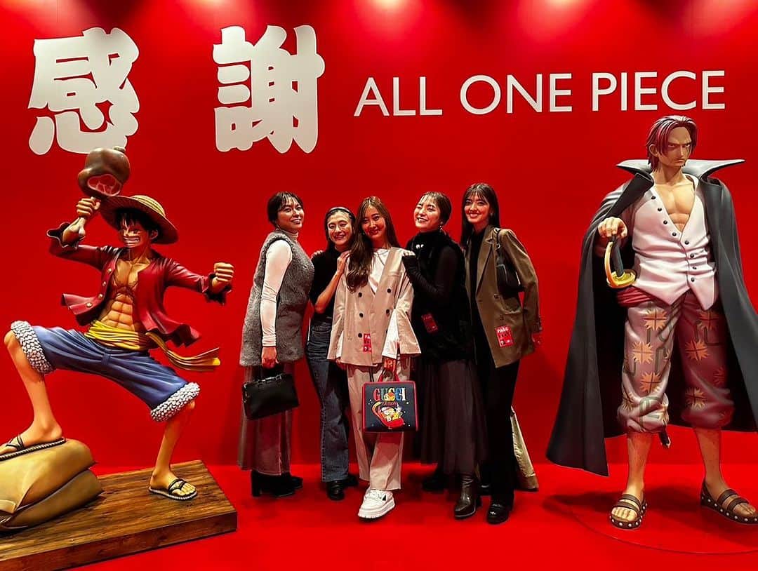 樋浦結花のインスタグラム：「・ 先日、両国国技館にて ワンピース 宴場所⚓️ ご招待いただき、行って参りました😍  私が出演していた東京ワンピースタワーだけでなく 映画やアニメなど✨ とてつもなく豪華な会で👏  開始5分で喉かれてしまったよ😂  ワンピースの舞台にはナミ役として 初演からイマーシヴまで 約5年間携わらせていただいたので 思い出もひとしお🥲💕  ほとんどの方が 久しぶりにお会いする キャストメンバー、スタッフさんだったけど 会うとぜんっぜんそんなことなくて🥹🫶🏼✨  昔のようなアホ話を沢山してきました😆💓💓 今回来れなかったメンバーにもまた会いたいよぅ🥺  本当は他にもみんなといっぱい写真撮ったのだけど 載せられなくて残念😭🙌 代わりに当時の思い出写真です💓  今でも1番最初のステージ、 鮮明に思い出せるよ😌 たくさんの声援、涙が出るほど嬉しかったな✨  途中、自分の回すクリマタクトを足の甲に刺して 骨折したのもいい思い出🫣笑 （周りの皆様には多大なるご迷惑をおかけしました🙇）  キャスト＆スタッフさんみんなで切磋琢磨して ファンのみなさんからの応援でパワーを得て 私は本当に本当に幸せ者だった💓 とてつもない財産です🫶🏼💕  そんないろんな感情が蘇った夜でした🥰 こんな機会をつくっていただき ありがとうございました🥹🙌  ワンピースって本当に偉大✨ 25周年も楽しみだな〜💓💓  #onepiece #ワンピース」