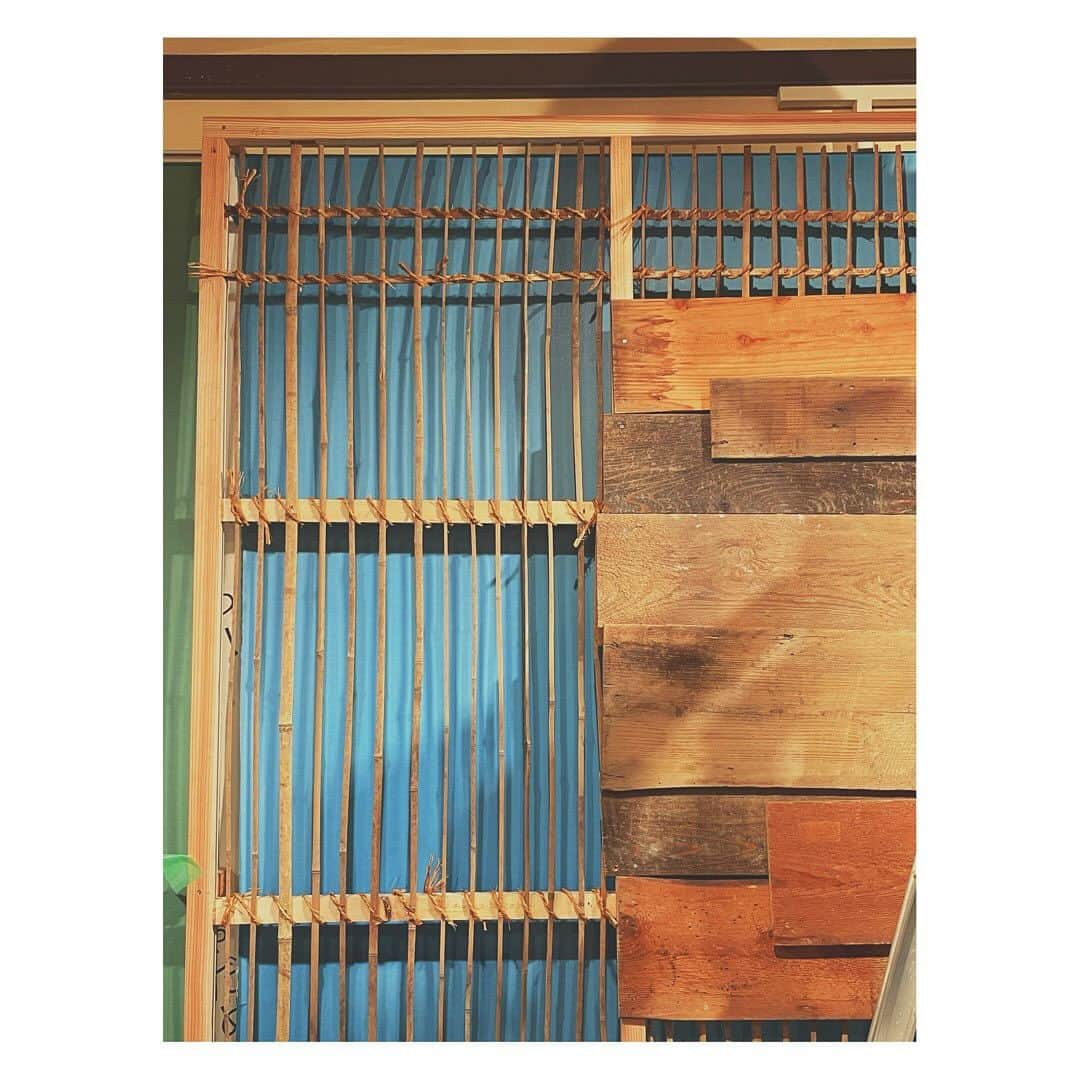 弥香さんのインスタグラム写真 - (弥香Instagram)「........🪵🪟🎋 面白いWSに参加した @kanjiwada による 「アフリカマンガ展」の展示場所の施工 その日わたしは 竹小舞の編み方を教えていただき みんなで編みました 竹は廃材  そのほか面白いのが和田くんで この展示場所で使われた物の殆どが 廃材や自分の身の回りにあるものだそうです  会場に散りばめられた工夫は どこも無骨で可愛らしさが合わさっていて まだ完成してなかったのに 個人的に最高なキュンどころがたくさんありました  ついこないだその展示がスタートしました まだ観に行けてないけど 来年の2月までやってるようだよ  興味ある方はぜひ  #京都国際マンガミュージアム  #アフリカマンガ展」10月28日 18時49分 - micanjuice