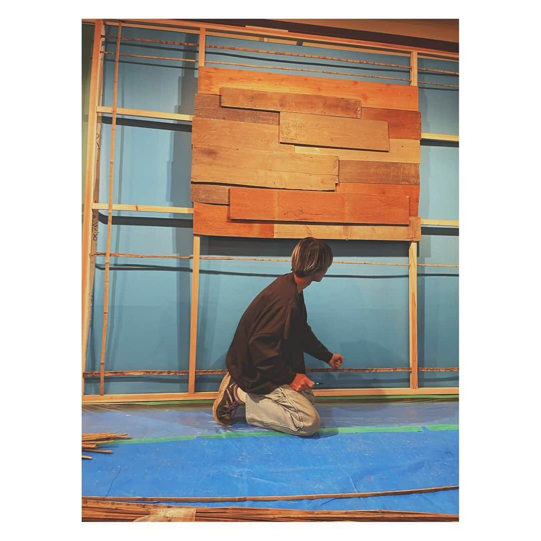 弥香さんのインスタグラム写真 - (弥香Instagram)「........🪵🪟🎋 面白いWSに参加した @kanjiwada による 「アフリカマンガ展」の展示場所の施工 その日わたしは 竹小舞の編み方を教えていただき みんなで編みました 竹は廃材  そのほか面白いのが和田くんで この展示場所で使われた物の殆どが 廃材や自分の身の回りにあるものだそうです  会場に散りばめられた工夫は どこも無骨で可愛らしさが合わさっていて まだ完成してなかったのに 個人的に最高なキュンどころがたくさんありました  ついこないだその展示がスタートしました まだ観に行けてないけど 来年の2月までやってるようだよ  興味ある方はぜひ  #京都国際マンガミュージアム  #アフリカマンガ展」10月28日 18時49分 - micanjuice