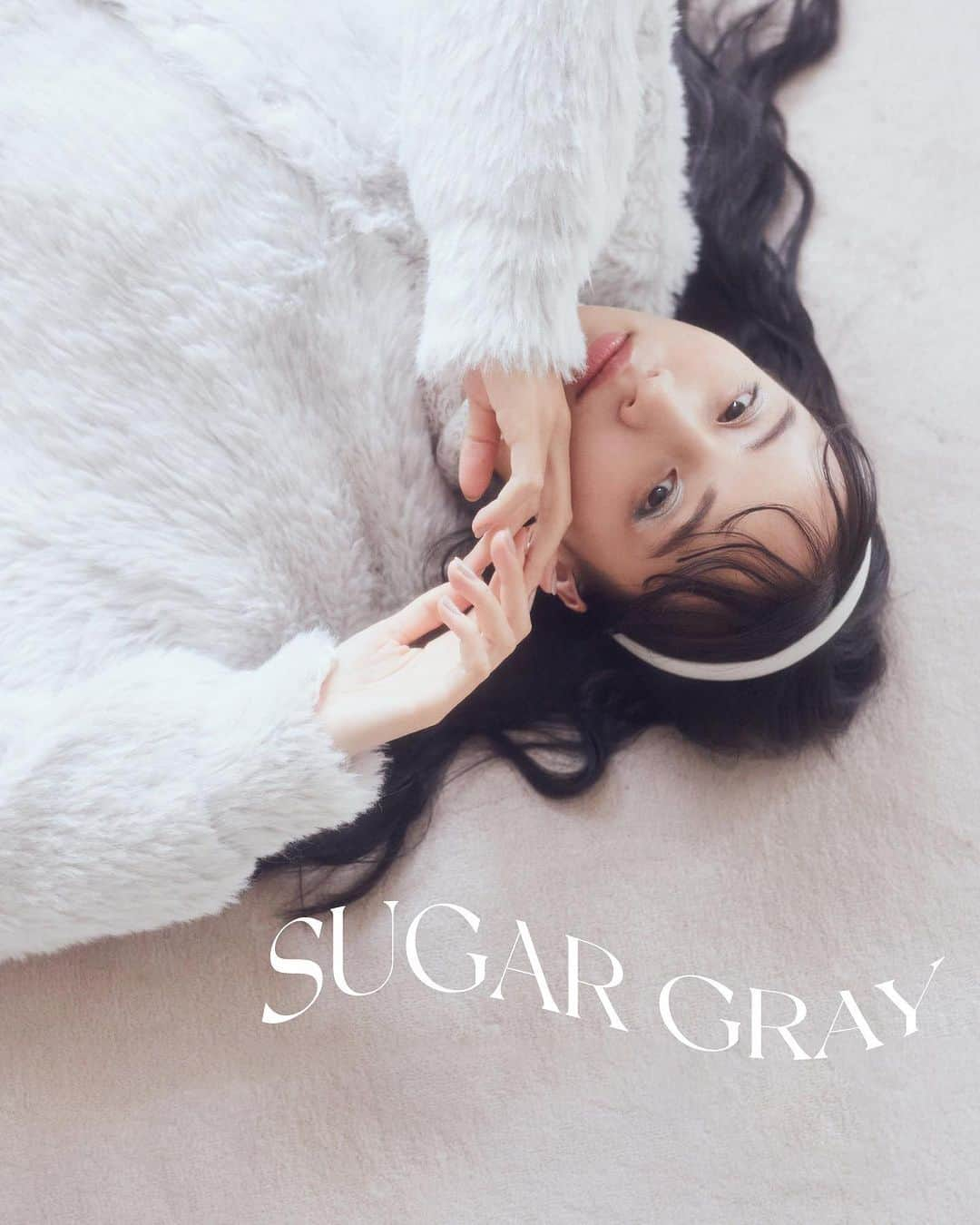 earth music&ecologyのインスタグラム：「Sugar gray   今年の旬カラーのグレーを 糖度の高い甘めフェミニンなムードで この冬纏いたいシュガーグレーstyle  ┊︎フェミニンなムードを高めてくれるコーデ┊︎  BIGカラーニットプルオーバー #item1M34L2C0300  ラッフルフリルイレヘムスカート #item1M34L0L0200  ┊︎動く度にキラキラ輝くラメが印象的┊︎  SET2点ラメフェザーカーディガン+インナー #item1M34L2D0540  ワンタックストレートパンツ #item1L34L0F0300  ┊︎思わず触れたくなるふわふわニット┊︎  シャギーニットプルオーバー #item1M34L2C0200  バックレースアップスカート #item1M34L0L0500  #earthmusicandecology #アースミュージックアンドエコロジー #グレーコーデ#トレンドカラー#フェミニン #フェミニンコーデ」