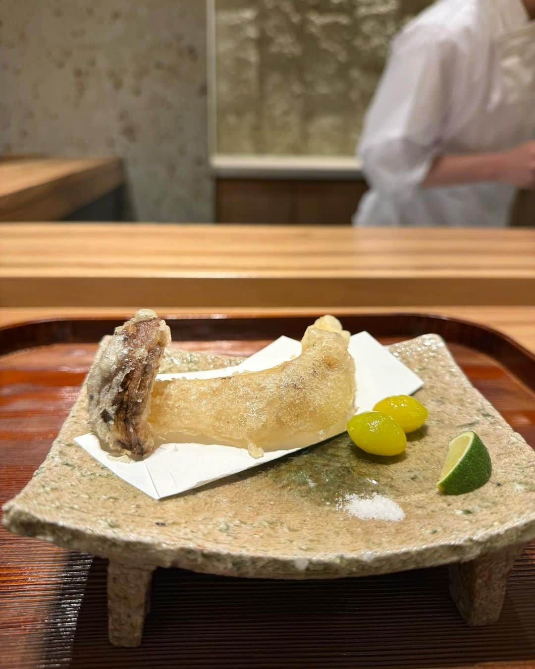 大見さなえさんのインスタグラム写真 - (大見さなえInstagram)「西麻布『おにく楓』 肉割烹のおにく玲が、和食に進化して今月オープン🎊  コースは13,000円税別でこの食材出てきていいの？ ってくらいのお料理が堪能出来る！  まずは国産和牛指定の内蔵を使った 牛ほほ肉の菊花和えから始まり 白えびとウニの出汁ジュレがけ、 岩手県産の松茸の天ぷらや、鴨の炭火焼きなど☺️  そしておにく玲時代からの名物！ "シャトーブリアンのカツ煮"が登場✨  肉厚でありながら柔らかいシャトーブリアンに お出汁たっぷりの甘さと香りがたまらない。 炊き立てのごはんは一緒にいただきます🤤🍚  福岡から上京したばかりの女将。 一生懸命さが伝わり応援したくなるお店👩🏻‍🍳 ーーーーーーーーーーーーーーーーーーーーーー 1.牛ほほ肉の菊花和え 2.白えびとウニの出汁ジュレがけ 3.松茸の天ぷら 4.蓮根餅のお椀 5.カマスのお造り 6.白甘鯛の塩焼き 7.いちじくの白和え 8.鴨の炭火焼き 9.シャトーブリアンのカツ煮 10.冷麺 11.親鶏出汁の塩冷麺 12.栗の渋皮煮アイス ーーーーーーーーーーーーーーーーーーーーーー #おにく楓 #西麻布グルメ #東京グルメ #めぐログ_西麻布 #めぐログ_和食 #和食 #西麻布ディナー #シャトーブリアン」10月28日 18時50分 - tabe_megumi