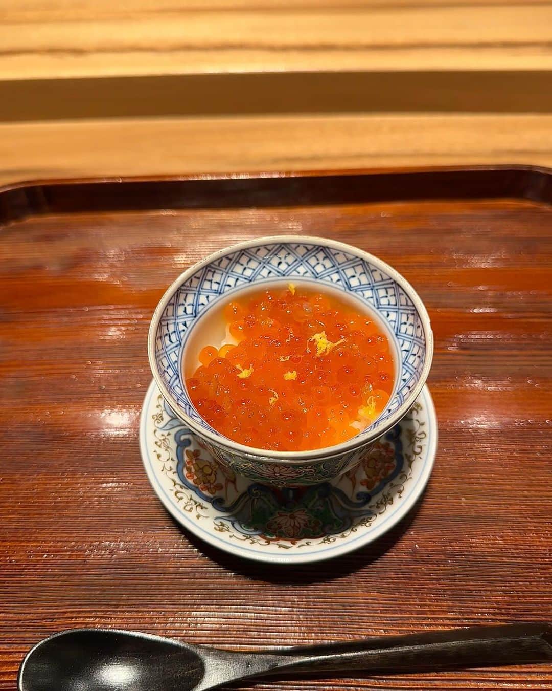 大見さなえさんのインスタグラム写真 - (大見さなえInstagram)「西麻布『おにく楓』 肉割烹のおにく玲が、和食に進化して今月オープン🎊  コースは13,000円税別でこの食材出てきていいの？ ってくらいのお料理が堪能出来る！  まずは国産和牛指定の内蔵を使った 牛ほほ肉の菊花和えから始まり 白えびとウニの出汁ジュレがけ、 岩手県産の松茸の天ぷらや、鴨の炭火焼きなど☺️  そしておにく玲時代からの名物！ "シャトーブリアンのカツ煮"が登場✨  肉厚でありながら柔らかいシャトーブリアンに お出汁たっぷりの甘さと香りがたまらない。 炊き立てのごはんは一緒にいただきます🤤🍚  福岡から上京したばかりの女将。 一生懸命さが伝わり応援したくなるお店👩🏻‍🍳 ーーーーーーーーーーーーーーーーーーーーーー 1.牛ほほ肉の菊花和え 2.白えびとウニの出汁ジュレがけ 3.松茸の天ぷら 4.蓮根餅のお椀 5.カマスのお造り 6.白甘鯛の塩焼き 7.いちじくの白和え 8.鴨の炭火焼き 9.シャトーブリアンのカツ煮 10.冷麺 11.親鶏出汁の塩冷麺 12.栗の渋皮煮アイス ーーーーーーーーーーーーーーーーーーーーーー #おにく楓 #西麻布グルメ #東京グルメ #めぐログ_西麻布 #めぐログ_和食 #和食 #西麻布ディナー #シャトーブリアン」10月28日 18時50分 - tabe_megumi