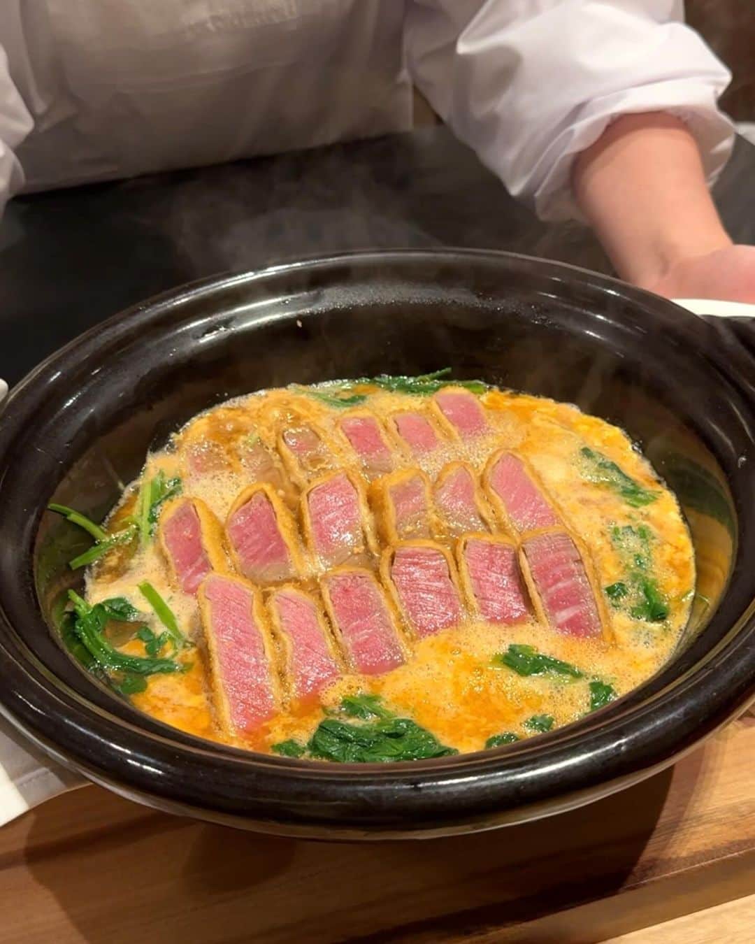 大見さなえさんのインスタグラム写真 - (大見さなえInstagram)「西麻布『おにく楓』 肉割烹のおにく玲が、和食に進化して今月オープン🎊  コースは13,000円税別でこの食材出てきていいの？ ってくらいのお料理が堪能出来る！  まずは国産和牛指定の内蔵を使った 牛ほほ肉の菊花和えから始まり 白えびとウニの出汁ジュレがけ、 岩手県産の松茸の天ぷらや、鴨の炭火焼きなど☺️  そしておにく玲時代からの名物！ "シャトーブリアンのカツ煮"が登場✨  肉厚でありながら柔らかいシャトーブリアンに お出汁たっぷりの甘さと香りがたまらない。 炊き立てのごはんは一緒にいただきます🤤🍚  福岡から上京したばかりの女将。 一生懸命さが伝わり応援したくなるお店👩🏻‍🍳 ーーーーーーーーーーーーーーーーーーーーーー 1.牛ほほ肉の菊花和え 2.白えびとウニの出汁ジュレがけ 3.松茸の天ぷら 4.蓮根餅のお椀 5.カマスのお造り 6.白甘鯛の塩焼き 7.いちじくの白和え 8.鴨の炭火焼き 9.シャトーブリアンのカツ煮 10.冷麺 11.親鶏出汁の塩冷麺 12.栗の渋皮煮アイス ーーーーーーーーーーーーーーーーーーーーーー #おにく楓 #西麻布グルメ #東京グルメ #めぐログ_西麻布 #めぐログ_和食 #和食 #西麻布ディナー #シャトーブリアン」10月28日 18時50分 - tabe_megumi