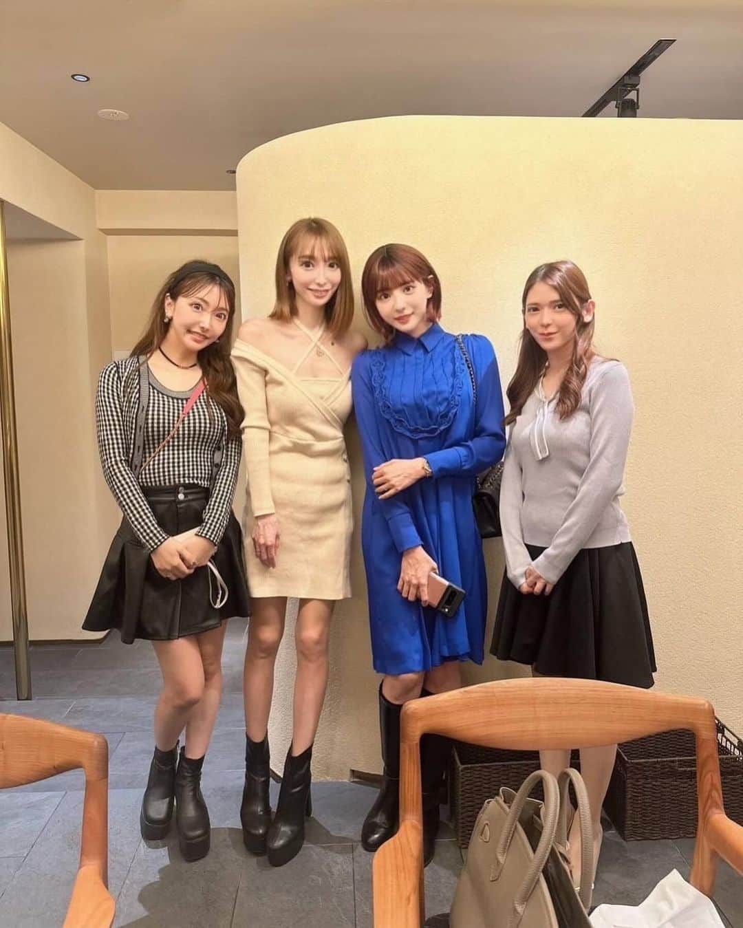 大見さなえさんのインスタグラム写真 - (大見さなえInstagram)「西麻布『おにく楓』 肉割烹のおにく玲が、和食に進化して今月オープン🎊  コースは13,000円税別でこの食材出てきていいの？ ってくらいのお料理が堪能出来る！  まずは国産和牛指定の内蔵を使った 牛ほほ肉の菊花和えから始まり 白えびとウニの出汁ジュレがけ、 岩手県産の松茸の天ぷらや、鴨の炭火焼きなど☺️  そしておにく玲時代からの名物！ "シャトーブリアンのカツ煮"が登場✨  肉厚でありながら柔らかいシャトーブリアンに お出汁たっぷりの甘さと香りがたまらない。 炊き立てのごはんは一緒にいただきます🤤🍚  福岡から上京したばかりの女将。 一生懸命さが伝わり応援したくなるお店👩🏻‍🍳 ーーーーーーーーーーーーーーーーーーーーーー 1.牛ほほ肉の菊花和え 2.白えびとウニの出汁ジュレがけ 3.松茸の天ぷら 4.蓮根餅のお椀 5.カマスのお造り 6.白甘鯛の塩焼き 7.いちじくの白和え 8.鴨の炭火焼き 9.シャトーブリアンのカツ煮 10.冷麺 11.親鶏出汁の塩冷麺 12.栗の渋皮煮アイス ーーーーーーーーーーーーーーーーーーーーーー #おにく楓 #西麻布グルメ #東京グルメ #めぐログ_西麻布 #めぐログ_和食 #和食 #西麻布ディナー #シャトーブリアン」10月28日 18時50分 - tabe_megumi