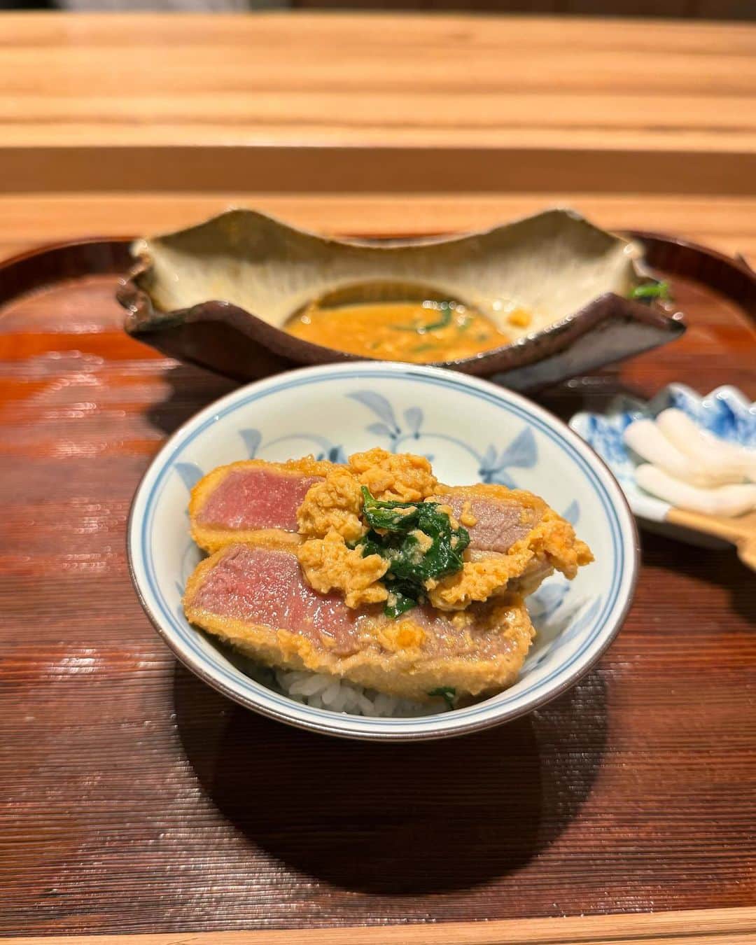 大見さなえさんのインスタグラム写真 - (大見さなえInstagram)「西麻布『おにく楓』 肉割烹のおにく玲が、和食に進化して今月オープン🎊  コースは13,000円税別でこの食材出てきていいの？ ってくらいのお料理が堪能出来る！  まずは国産和牛指定の内蔵を使った 牛ほほ肉の菊花和えから始まり 白えびとウニの出汁ジュレがけ、 岩手県産の松茸の天ぷらや、鴨の炭火焼きなど☺️  そしておにく玲時代からの名物！ "シャトーブリアンのカツ煮"が登場✨  肉厚でありながら柔らかいシャトーブリアンに お出汁たっぷりの甘さと香りがたまらない。 炊き立てのごはんは一緒にいただきます🤤🍚  福岡から上京したばかりの女将。 一生懸命さが伝わり応援したくなるお店👩🏻‍🍳 ーーーーーーーーーーーーーーーーーーーーーー 1.牛ほほ肉の菊花和え 2.白えびとウニの出汁ジュレがけ 3.松茸の天ぷら 4.蓮根餅のお椀 5.カマスのお造り 6.白甘鯛の塩焼き 7.いちじくの白和え 8.鴨の炭火焼き 9.シャトーブリアンのカツ煮 10.冷麺 11.親鶏出汁の塩冷麺 12.栗の渋皮煮アイス ーーーーーーーーーーーーーーーーーーーーーー #おにく楓 #西麻布グルメ #東京グルメ #めぐログ_西麻布 #めぐログ_和食 #和食 #西麻布ディナー #シャトーブリアン」10月28日 18時50分 - tabe_megumi