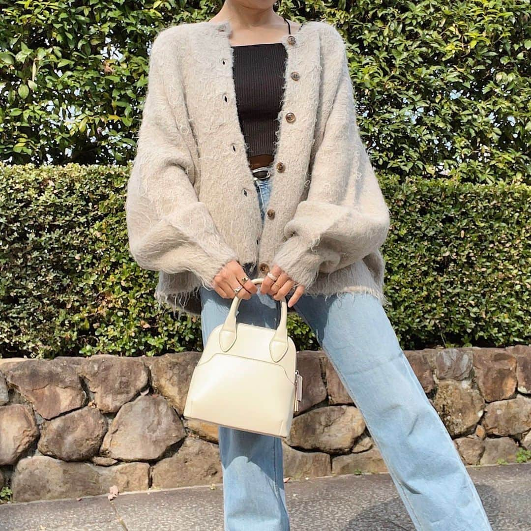 近藤美月のインスタグラム：「この秋冬マストアイテムの カーディガンをGETしたよ💝 ⁡ 《Javaジャバコラボ》 大人ふんわり3way 貴族式起毛クルーネックカーディガン @classicalelf_official ⁡ 前後・表裏リバーブルで、 1着で3wayの着方が出来る💡凄すぎない？🥹 ⁡ 今年流行りの【毛足が長い起毛】だから ふわふわ感をしっかり楽しめるよ🐏🩵 ⁡ OLコーデからデートコーデまで 幅広く着られる1枚🫣🩶 ⁡ ⁡ 着用サイズ：M 着用カラー：グレイッシュベージュ ⁡ ⁡ ⁡ ⁡ ⁡ ⁡ #クラシカルエルフ #classicalelf #エルフコーデ #java #ジャバ #ユニクロ #ザラ #zozo #zozotown #zozo購入品 #zozotown購入品 #大人カジュアル #プチプラ #プチプラコーデ #着回しコーデ」