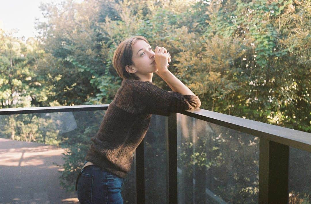 モーガン茉愛羅のインスタグラム：「カメラを持って出かけると、気付けるものが増えて見える景色も変わってくるから好きい😌」