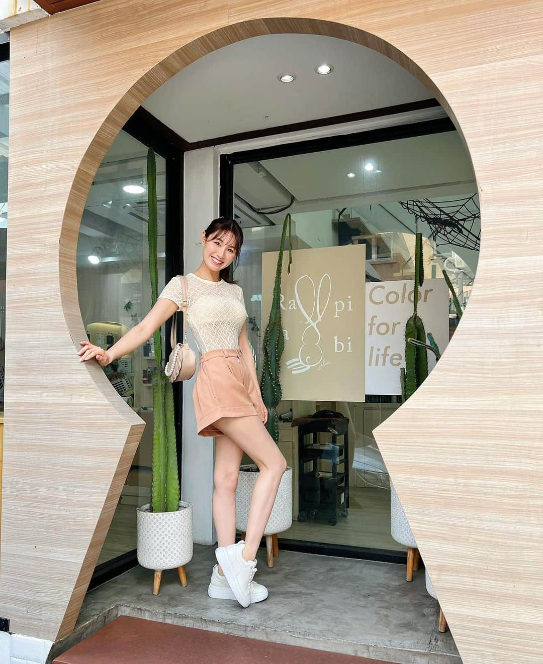 松中みなみのインスタグラム：「タイで超絶人気＆実績のカラー専門店 🐰Rapi-rabi シーロム店へ🐰❤︎  店内はハロウィン仕様でちょっと驚きあったけど、🕷️ スタッフさんすごーく可愛いし親切だし ふぉとすぽっとも映えてて楽しかった♪♪  私もユニコーンみたいな派手派手ヘアにしてみたいな〜🦄💕 急にユニコーンになって日本帰ってきたらびっくりする？？🩷🩵  あとラピラビの目の前のスタンドカフェも ドリンク美味しかった😋🥤  #バンコク生活 #バンコクライフ #カラー専門店 #ラビラビ #シーロム #rapirabi」