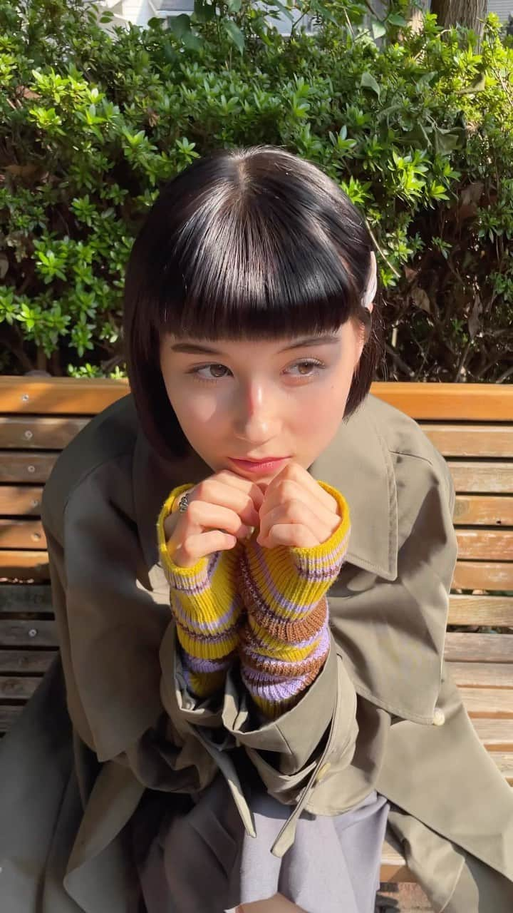 藤本林花美愛のインスタグラム：「おしゃれなトレンチコート着て気分上がった日🌼  カーキやグレーの落ち着いた色味に 最近好きなイエローをポイントに💛  このトレンチコートはフロントからバックまで360°綺麗なラインで膝丈だからすっきりとした印象になる☺️  ワンピ風に着るのもかわいいな！！！ Thank you✨ @marikoinsta @sakisugai @seira_moon_   Coat: @hm  Tops: @bonjourrecords  Skirt: @gu_global @gu_for_all_  Hair clip: @new.capturec  Necklace: @jouetie_official  Arm warmer: @jouetie_official」