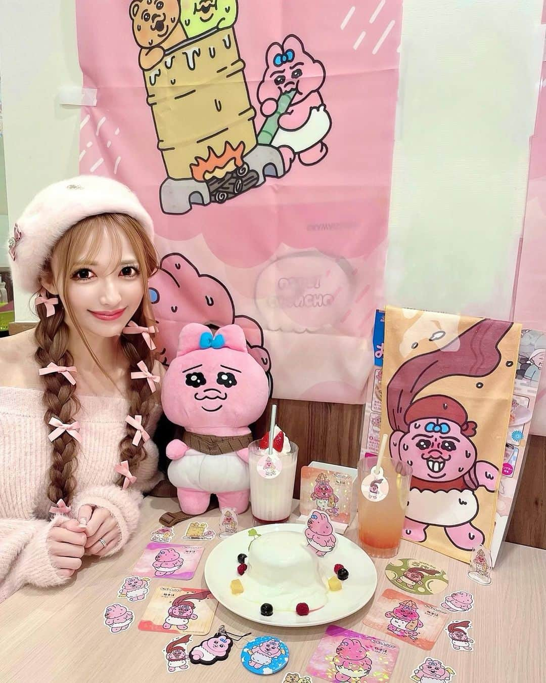 寿リリカのインスタグラム：「♡ おぱんち湯♨️cafe🐰🎀🩷 ♡ 娘の最近の推しおぱんちゅうさぎ💓 見れば見るほど可愛く見えてきてしまったおぱんちゅ…🥹💓 おぱんちゅが優しくてかわいそうなところも愛おしくなってきておぱ沼にハマってしまったでちゅ🥹💓💓 ♡ そちて💕ピンクのシールエクステをキャリーでつけてもらってごきげんるんるんなむしゅめでちゅ👧💗💗💗💗💗 ♡ #おぱんち湯 #おぱんちゅうさぎ #rakucafe #おぱんちゅうさぎのいる生活 #おぱんちゅ湯」