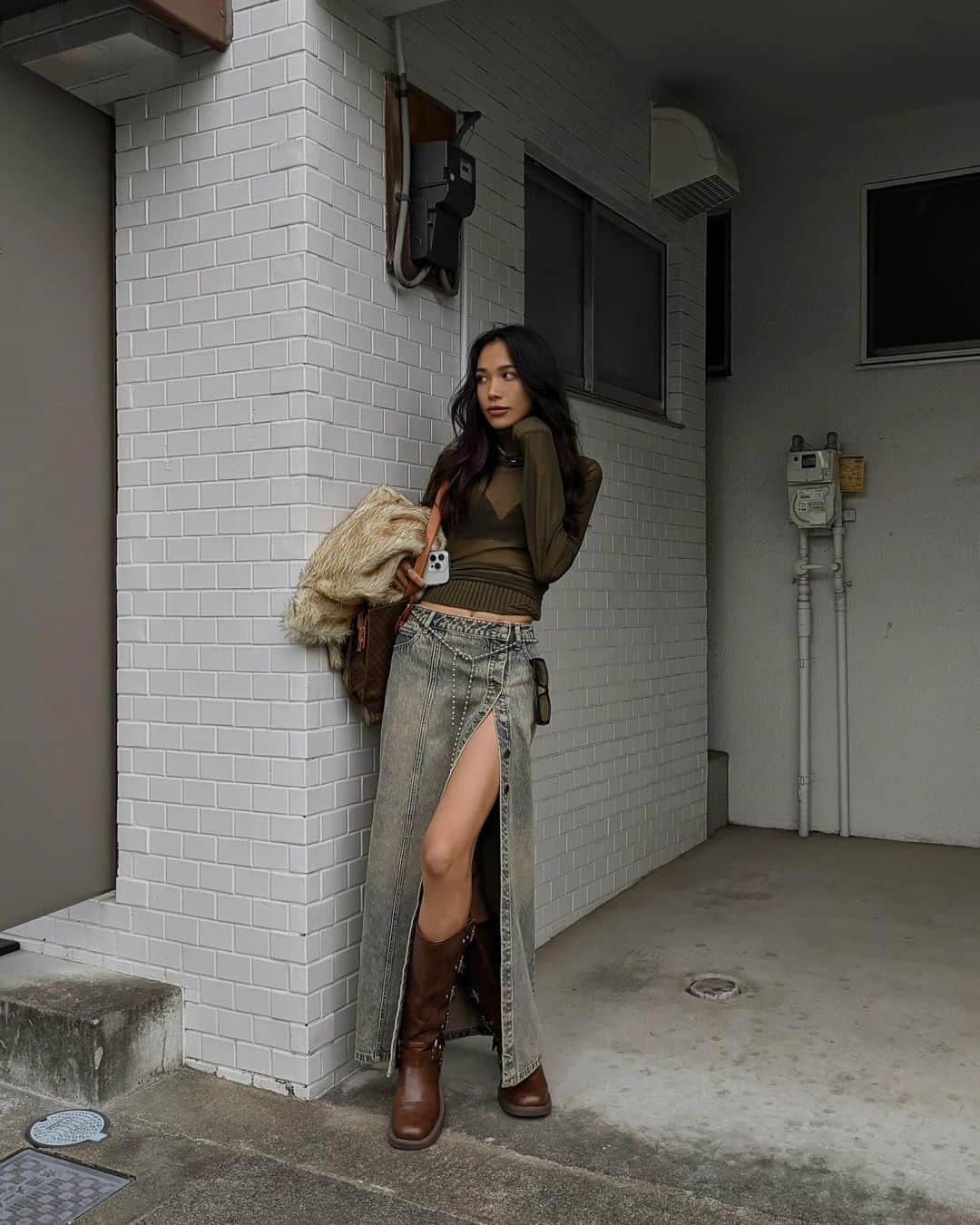 宮川由衣子のインスタグラム：「. カジュアルなんだけど女性らしさもほしい🤔 1番食べたいのはパスタなんだけど餃子も3個食べたい。 よし!ファミレスへ行こう! そんな贅沢でいいとこ取りな ファミレスのようなデニムスカート❤️🩷 #例えむず過ぎ  このコーデ好き😍 . #fashion #outfit #ootd #aclent」