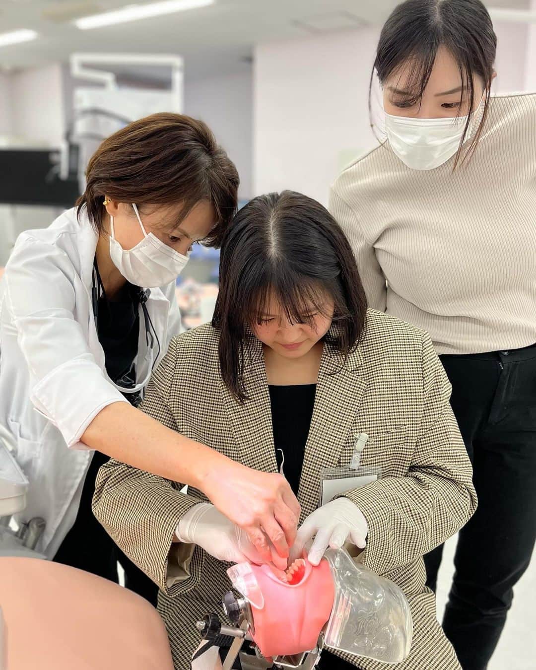 新大阪歯科衛生士専門学校【公式】のインスタグラム：「卒後教育✏️  本校では、卒業生が就職後に 知識の向上やスキルアップを図るため 「卒後教育」を行っています💪🏻✨  先日は全国的に有名な歯科衛生士の 片山 章子先生を招いて、 歯茎の病気を治す治療で用いる 診療器具を使った実習を行いました🦷  卒業生たちは器具の持ち方や当て方、 動かし方などを学び直す 良い機会になったようです😌」