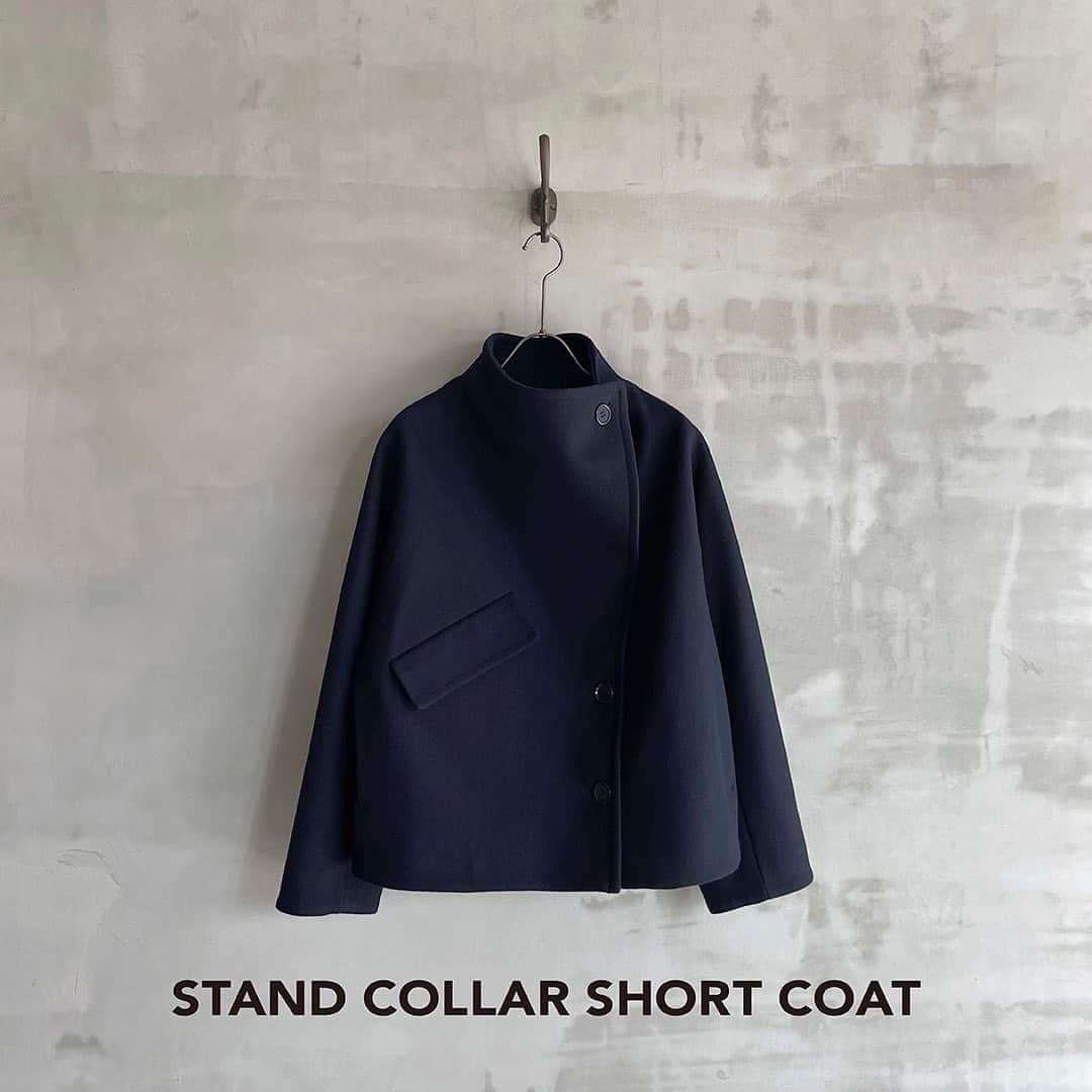 エリオポールのインスタグラム：「2023 Winter Collection  STAND COLLAR SHORT COAT  63.800yen / HÉLIOPÔLE   Ref: 23003086021HN Color: Navy. Black Size: 36. 38  下記店舗にてお電話での通販を承っております。  HELIOPOLE代官山店  03 3770 6438  HELIOPOLE 札幌店  011 209 5455  @heliopole_official #HELIOPOLE  #エリオポール」