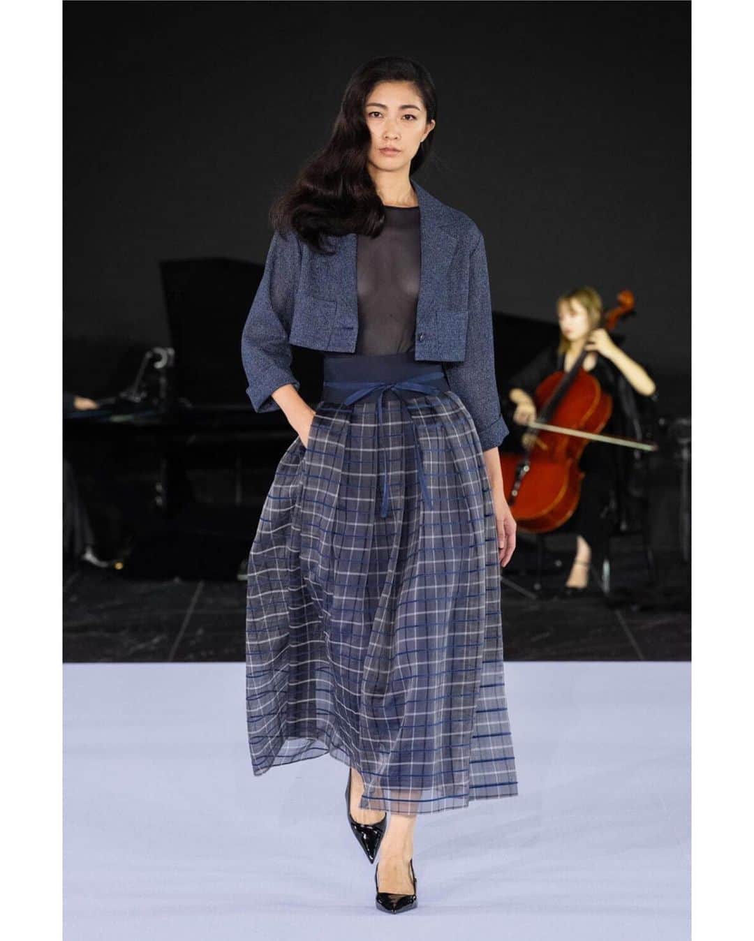 熊井友理奈さんのインスタグラム写真 - (熊井友理奈Instagram)「_  JUN ASHIDA / TAE ASHIDA 60TH ANNIVERSARY SPRING SUMMER COLLECTION 2024 ✨  60周年という記念すべきショーに 参加させていただき大変光栄です🙏  jun ashida メゾンが創立される前の物語から オープニング映像が始まり… 最後、@taeashidaさんがお母様の元に寄り添いに行かれる姿がとても印象的で感動しました😭🤍  何事も “続ける” ことはとても難しいことですが、 60年も続いてるブランドさんは本当に素晴らしくて この先も歴史が繋がっていってほしいなと思いました。 （偉そうなこと言って失礼いたしました🙇‍♀️）  とても贅沢な時間をありがとうございました🩷  #junashida  #taeashida  #60thanniversary  #collection」10月28日 18時58分 - kumai_yurina