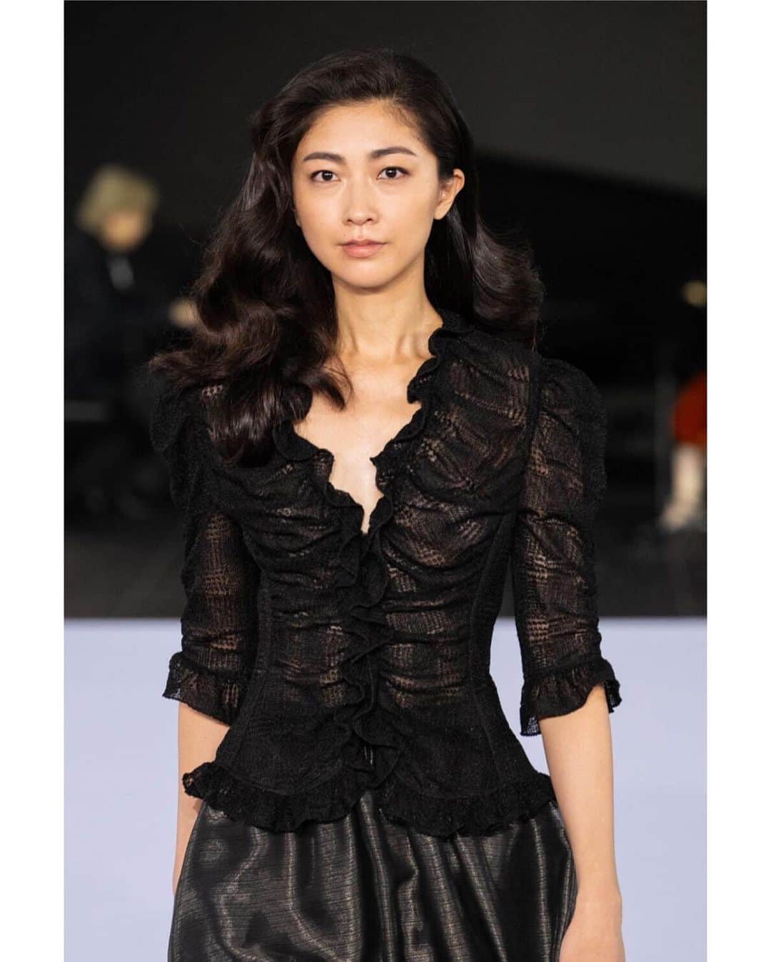 熊井友理奈さんのインスタグラム写真 - (熊井友理奈Instagram)「_  JUN ASHIDA / TAE ASHIDA 60TH ANNIVERSARY SPRING SUMMER COLLECTION 2024 ✨  60周年という記念すべきショーに 参加させていただき大変光栄です🙏  jun ashida メゾンが創立される前の物語から オープニング映像が始まり… 最後、@taeashidaさんがお母様の元に寄り添いに行かれる姿がとても印象的で感動しました😭🤍  何事も “続ける” ことはとても難しいことですが、 60年も続いてるブランドさんは本当に素晴らしくて この先も歴史が繋がっていってほしいなと思いました。 （偉そうなこと言って失礼いたしました🙇‍♀️）  とても贅沢な時間をありがとうございました🩷  #junashida  #taeashida  #60thanniversary  #collection」10月28日 18時58分 - kumai_yurina