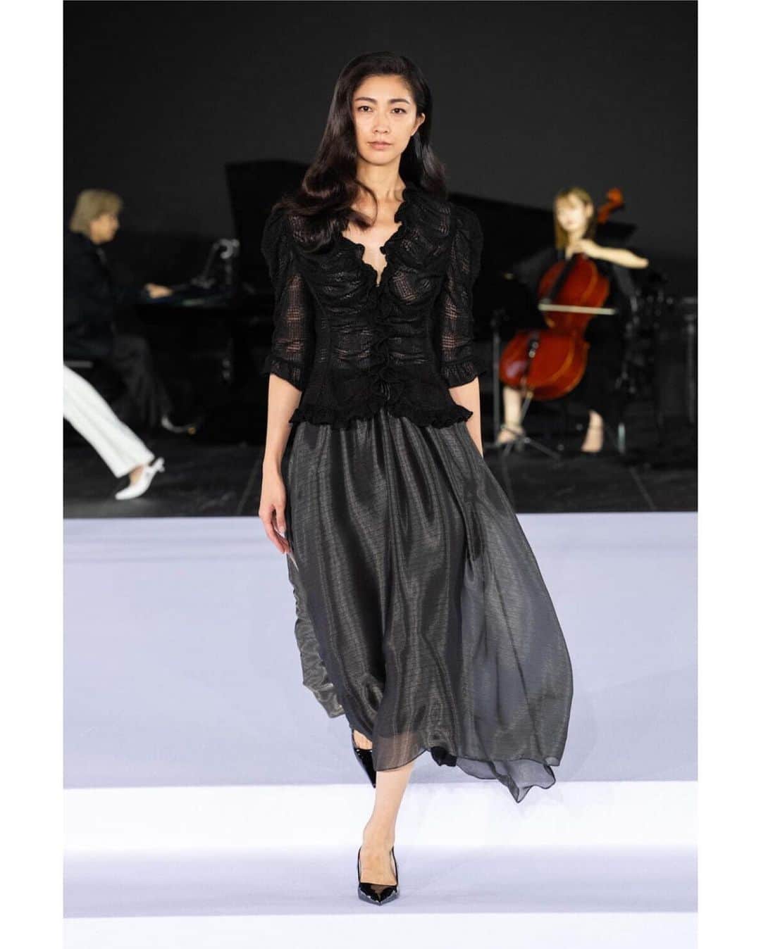 熊井友理奈さんのインスタグラム写真 - (熊井友理奈Instagram)「_  JUN ASHIDA / TAE ASHIDA 60TH ANNIVERSARY SPRING SUMMER COLLECTION 2024 ✨  60周年という記念すべきショーに 参加させていただき大変光栄です🙏  jun ashida メゾンが創立される前の物語から オープニング映像が始まり… 最後、@taeashidaさんがお母様の元に寄り添いに行かれる姿がとても印象的で感動しました😭🤍  何事も “続ける” ことはとても難しいことですが、 60年も続いてるブランドさんは本当に素晴らしくて この先も歴史が繋がっていってほしいなと思いました。 （偉そうなこと言って失礼いたしました🙇‍♀️）  とても贅沢な時間をありがとうございました🩷  #junashida  #taeashida  #60thanniversary  #collection」10月28日 18時58分 - kumai_yurina