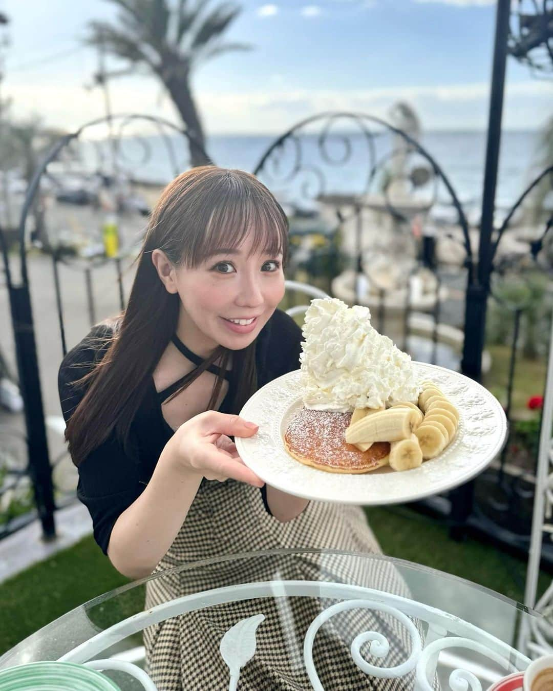 島川未有さんのインスタグラム写真 - (島川未有Instagram)「食欲の秋🍂 パンケーキにエスプーマクリームもりもり🥞 そして、がっつく人😋  #淡路島スイーツ#淡路島グルメ#淡路島カフェ#淡路島ランチ#淡路島パンケーキ#徳島カフェ#徳島ランチ」10月28日 18時58分 - miyu_shimakawa